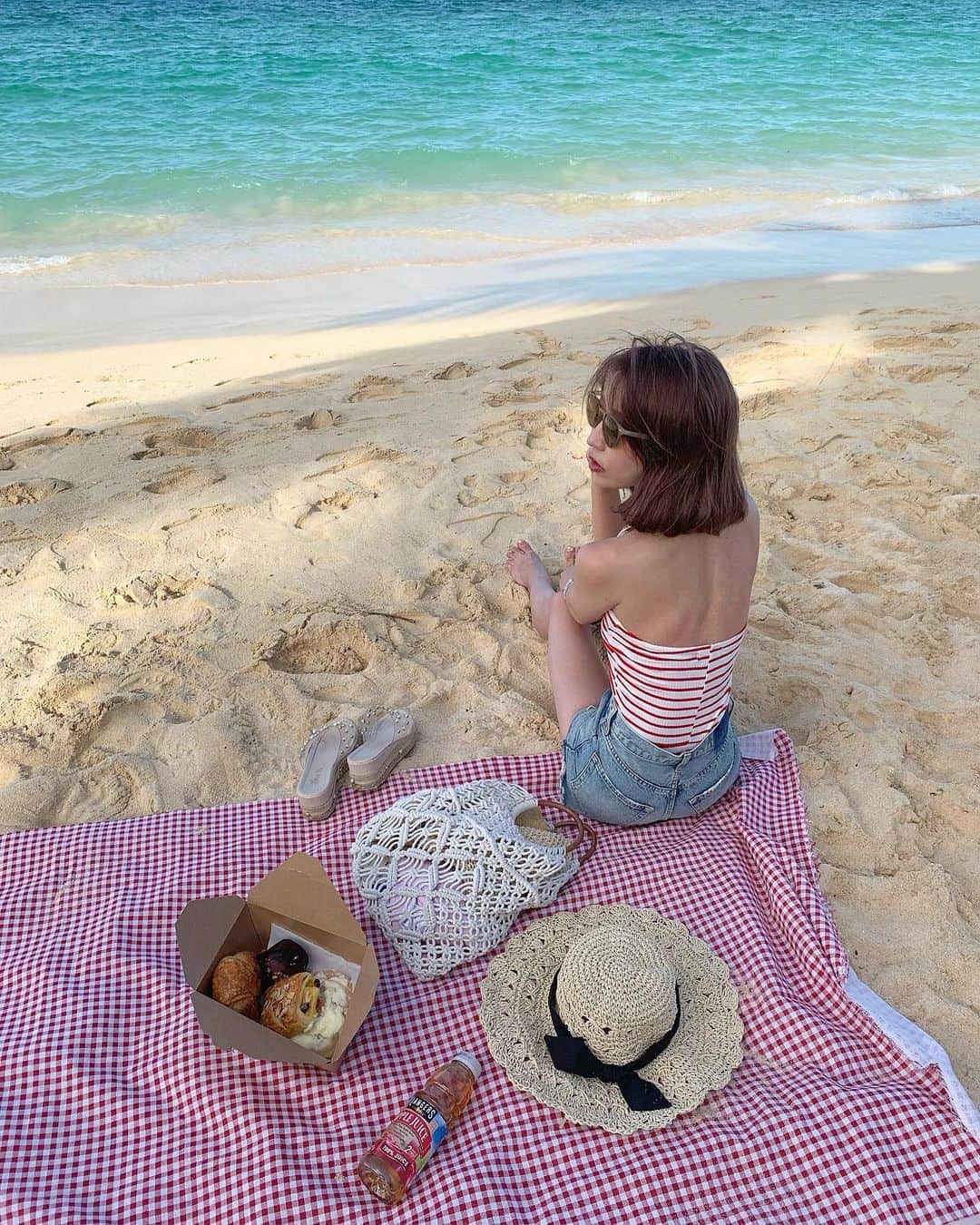 のインスタグラム：「🏝⠀ ⠀ ラニカイで海ピクした💗⠀ ⠀ @millea_official_ のギンガムチェックのシート敷いて 海見ながらchillできて最高だったー☺️💗⠀ ⠀ #ラニカイ#ラニカイビーチ#lanikai#lanikaibeach#ハワイ#ハワイ旅行#海ピク#ピクニック」