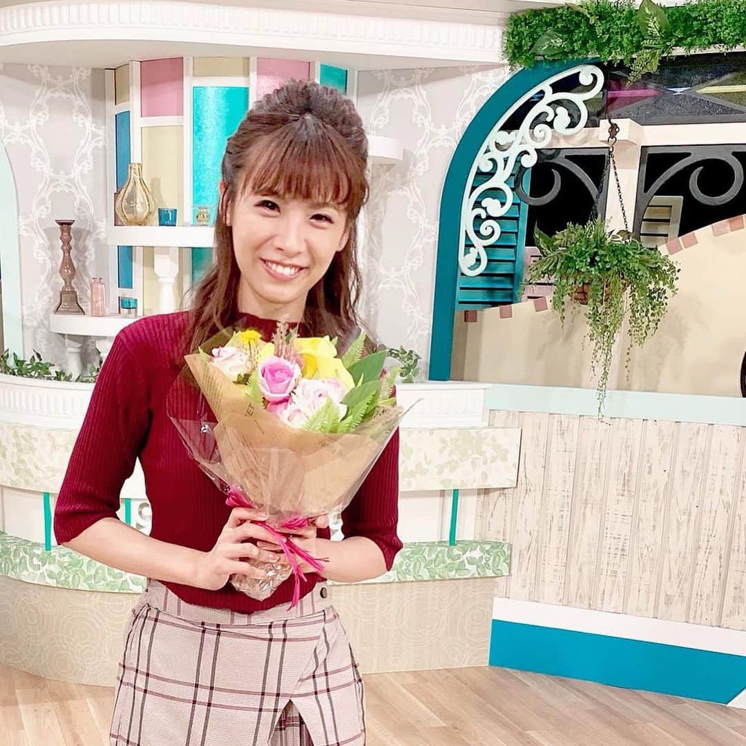 岡野綾夏さんのインスタグラム写真 - (岡野綾夏Instagram)「#FBS #WAO！ 2019年9月で卒業💐しました😊 . いつも見てくださった視聴者の皆様 ありがとうございました✨ コメントなどを頂くと、すごく嬉しくて 毎回励みになっていました🌸 . 2013年10月 テレビほぼ未経験だった私を 温かく迎えてくださり、 厳しくも優しくも いろんな意味で 愛情いっぱいに育ててくださった スタッフやアナウンサーの皆様には 感謝しかありません。 幼さと関西弁がなかなか抜けず… たくさんアドバイスをいただきました。 . 丸6年間で、第591回〜898回の 308回の放送を担当させていただきました。 素直に、嬉しい。 ありがたい気持ちでいっぱいです。 . 今まで教えていただいたことを胸に、 これからも頑張っていきます🤗 視聴者の皆様🌟 大好きな先輩方 可愛い後輩ちゃんたち 大切な同期❤️ ありがとうございました☺️❤️ . これからも#岡野あやか をよろしくお願いします✨ . #写真1枚目 #第一回放送 #最近の放送 #比較 #初々しい #2枚目 #ディレクターの皆様 #3枚目 #石崎佳代子 さん #ヘアメイク さん #スタイリスト さん #4枚目 #石崎さん #元木アナウンサー」10月1日 23時23分 - ayaka.o531