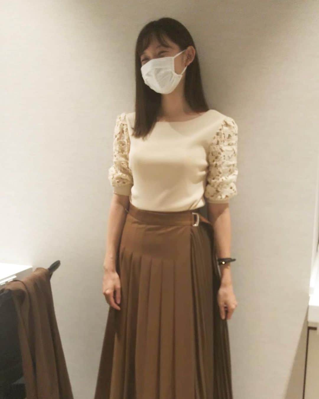 田中瞳さんのインスタグラム写真 - (田中瞳Instagram)「. 自分に合う服、色がイマイチ分からないのです。 どの感じが良いでしょうか… 写真はモヤさま衣装合わせの図です。」10月1日 23時16分 - hitomi_tanaka_9