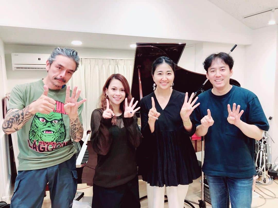 小柳ゆきのインスタグラム：「10/5の屋久島もり祭りに、2008年ぶりの出演です！ 屋久島で約10年ぶりに池田綾子さんと「天球儀」を歌えるののがとっても嬉しいのです😆  そして塩谷哲さん、大儀見元さんともご一緒できると言う事でワクワクしております🤩  という事で、タイミング合う方は神秘の島、屋久島に集合だ!!! #池田綾子 さん　#塩谷哲　さん　#大儀見元　さん　#小柳ゆき #屋久島　#やくしまもり祭り」