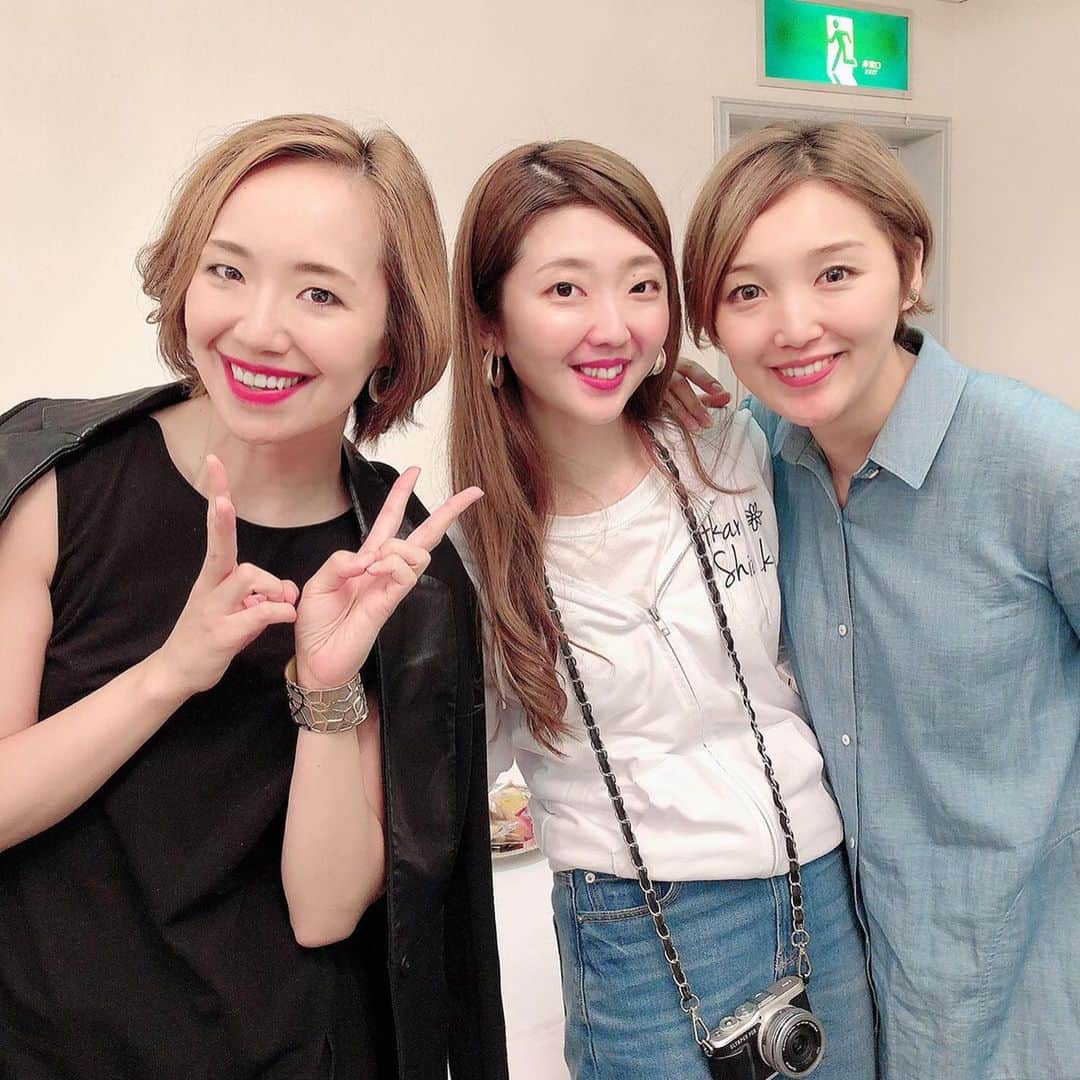 貴千碧のインスタグラム：「同期がまた1人。 宝塚を巣立ちました。  凛とした姿で幸せそうに大劇場のロビーから外に歩いて行ったみきの後ろ姿。 学校時代から私を「お兄ちゃん」と呼び笑🤣、いつも可愛い年下の妹的存在だったみきが15年の時を経て「大輪の花」となって花組さんを代表する娘役の1人となりました。 そんなみきの近くで朝からずっとまよともえとお手伝いさせてもらって、フェアエルパーティーの司会までさせて頂きましたこと、とても幸せに思います☺️✨ そしてさゆみさん✨月組時代、本当にお世話になりました☺️ 色々なところにみんなでご飯食べに行ったり海外にも何度か旅行に行って😊長い長い間本当に、本当にお疲れ様でしたとお伝えしました🙏✨😊 くみさんも乙羽さんも城妃さんも本当に綺麗でした。 「愛」と「感謝」、「達成感」に満ち溢れた退団者の方々の笑顔と空気感、放たれる光は本当に美しい。. . . . .  #明日海りお さん 率いる#花組 #宝塚大劇場#千秋楽#91期 また1人#卒業#大輪の花#白姫あかり ちゃん #芽吹幸奈 さん#乙羽映見 さん#城妃美伶 さん 皆さん、長い間本当にお疲れ様でした‼️‼️✨ #終わりがあるから美しい#らんすいえん さんのピンクのバラのブーケ、みきにピッタリで本当に素敵でした😢✨ 月組生にも沢山会えた❤️ みんなー❣️初日に向けてファイトっ😎👊貴千パイセンは楽しみに観に行くぞっ😘」