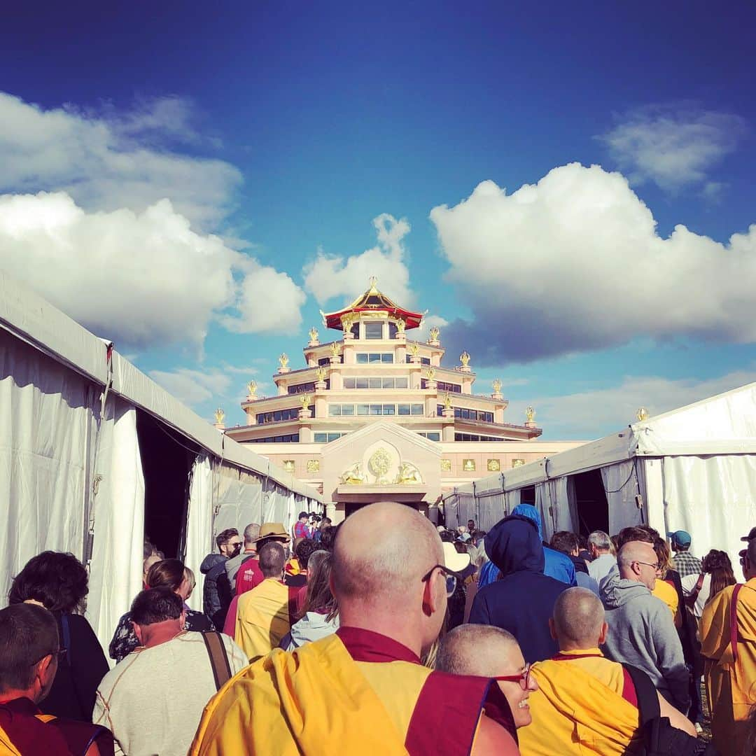 チェリーン・ダビスさんのインスタグラム写真 - (チェリーン・ダビスInstagram)「Opening of a new world peace temple in Northern Arizona. Utterly surreal. #buddhisttemple #newkadampatradition #geshekelsanggyatso」10月1日 23時19分 - cheriendabis