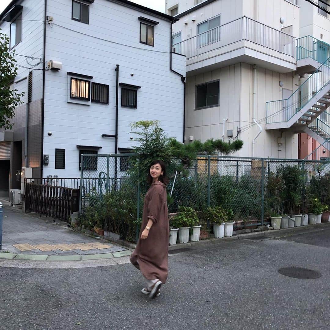 黛英里佳さんのインスタグラム写真 - (黛英里佳Instagram)「神戸に着いた日、キャストの方数人と、「人と防災未来センター」へ。 今回のお話が無ければなかなか行かなかったであろう場所。 でも行けて良かった。  最初に見るスクリーンに映し出される地震の瞬間の映像は、ゴジラを作ったチームが撮られたそうです。  本当に地震を体感しているようなリアルな映像、音、光。 衝撃でしばらく喋れませんでした。  そして私が出演した2話の銭湯があったであろう跡地へ。  この作品は実際のお話を基にしたものです。  どこにあったのか今となっては分からないので、みんなでこの辺かなぁと言い合いながら、当時焼け野原で被災したみなさんの為に銭湯を開いたご夫婦に想いを馳せました。  1話に出てくる震災で亡くなった赤ちゃんをモデルに作られたお地蔵さんにも会いに行きました。  なんとも可愛いくてせつなくて。  3話に出てくる、東遊園地にある慰霊碑にも。 震災で亡くなられた方々のお名前が彫ってあります。  回廊を歩いている時から鳥肌が止まらなくて。 ずっと胸がざわざわしていました。 こんなの初めての経験で。  少し重い内容になってしまってすみません。  でも、この作品はこんな風に震災を実際には経験していない私のような人間にも、改めて震災や復興について考えさせてくれるものでした。  そして私と同じようなお客様にとっても考えるきっかけになってほしいんだ、と演出の神戸出身でもある岡本さんもおっしゃっていました。  作品を通して伝える私たちが出来るだけ現地の想いを乗せてお客様に届けたいと、こうして各地を巡りましたが、なんというか、もう、  自分の出来ることの小ささと、この作品でお伝え出来ることの大きさを同時に味わった感覚でした。  意味わからなくてごめんなさい🙇‍♀️ 長くなってごめんなさい🙇‍♀️ うぅー  とにかく今は終わってしまって寂しい😭  本当に作品が素晴らしかったから。 キャスト、スタッフ、全部に愛があったから。  #ヘブンズレコード」10月1日 23時19分 - erikamayuzumi_official