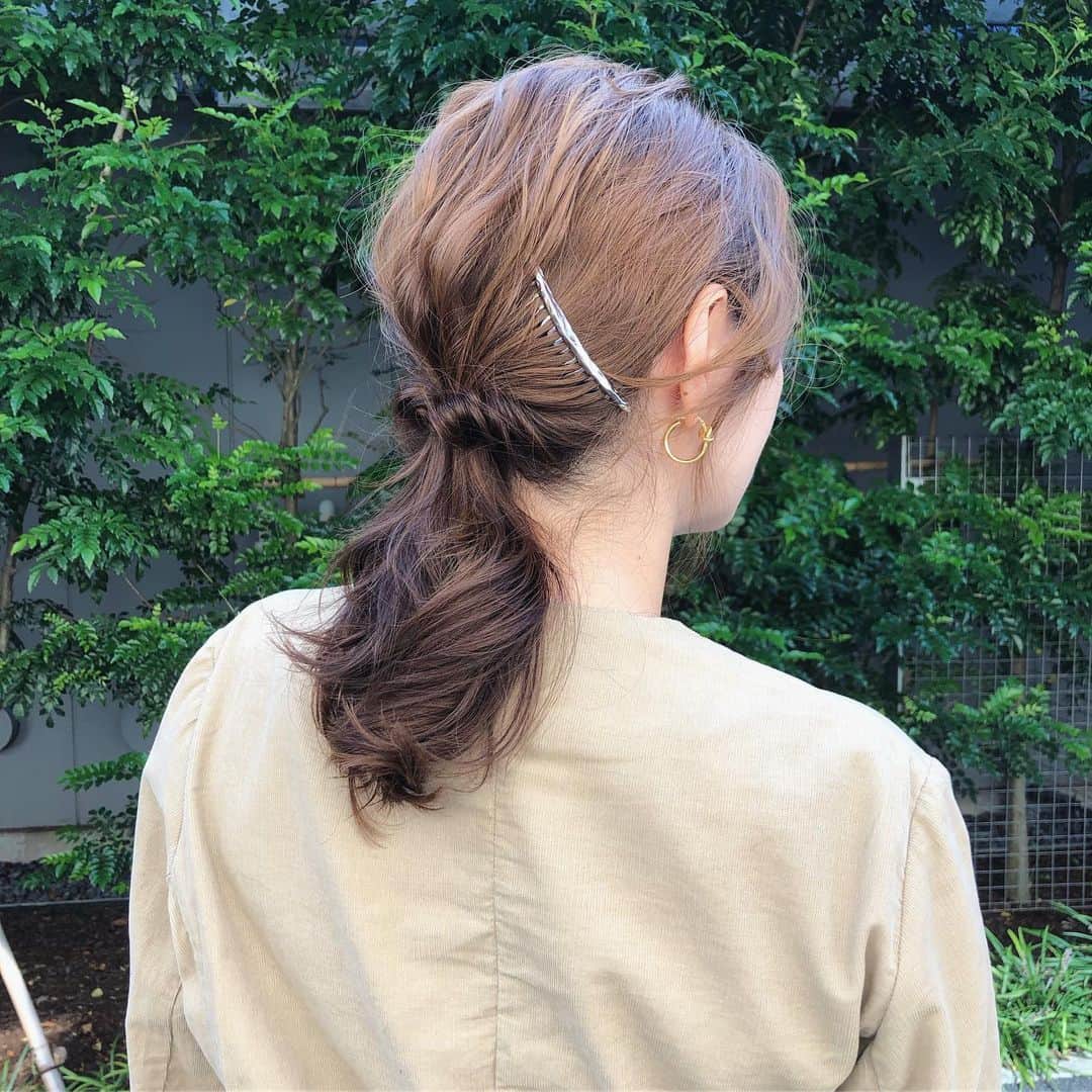 藤井明子さんのインスタグラム写真 - (藤井明子Instagram)「先日の @mangata.m  ポップアップの時のヘアスタイル♡﻿ 可愛い可愛いお洋服を私のひっつめ髪で穢さないように、ちゃんとアレンジしてもらいました( ´ ▽ ` )﻿ ﻿ 今回も﻿ @garland_haruna  ちゃんにお願いしました！あっという間に頑張り過ぎないこんなオサレアレンジに！！ ﻿ はるなちゃんのアカウントに簡単アレンジが載ってるから、それ見て頑張ろう！と思うけどコテを出すところから面倒でどうしたらいいんだろうか←﻿ ﻿ @mangata.m  のポップアップはお洋服本当に可愛かったー！！私のフォロワーさんも会いに来てくれて嬉しかったです♡遠く福岡からとかいろんなイベントに毎回来てくださるとかもう本当にありがとうございまする！！ ﻿ ﻿ #ヘアアレンジ﻿ #大人ヘアアレンジ﻿ #自分じゃできない﻿ #気力が出ない﻿ #ひっつめサイコー﻿ #髪切ってしまおうか﻿ #いや寝癖なおすのめんどくさい﻿ #結果﻿ #ひっつめサイコー」10月1日 23時31分 - fujiko0207