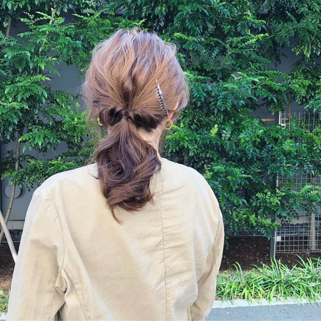 藤井明子さんのインスタグラム写真 - (藤井明子Instagram)「先日の @mangata.m  ポップアップの時のヘアスタイル♡﻿ 可愛い可愛いお洋服を私のひっつめ髪で穢さないように、ちゃんとアレンジしてもらいました( ´ ▽ ` )﻿ ﻿ 今回も﻿ @garland_haruna  ちゃんにお願いしました！あっという間に頑張り過ぎないこんなオサレアレンジに！！ ﻿ はるなちゃんのアカウントに簡単アレンジが載ってるから、それ見て頑張ろう！と思うけどコテを出すところから面倒でどうしたらいいんだろうか←﻿ ﻿ @mangata.m  のポップアップはお洋服本当に可愛かったー！！私のフォロワーさんも会いに来てくれて嬉しかったです♡遠く福岡からとかいろんなイベントに毎回来てくださるとかもう本当にありがとうございまする！！ ﻿ ﻿ #ヘアアレンジ﻿ #大人ヘアアレンジ﻿ #自分じゃできない﻿ #気力が出ない﻿ #ひっつめサイコー﻿ #髪切ってしまおうか﻿ #いや寝癖なおすのめんどくさい﻿ #結果﻿ #ひっつめサイコー」10月1日 23時31分 - fujiko0207
