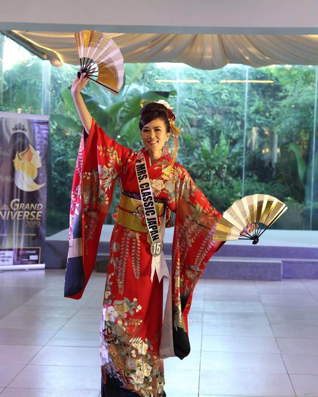 浅井香葉子さんのインスタグラム写真 - (浅井香葉子Instagram)「『Mrs Grand Universe 2019 世界大会』﻿ 6日目は「タレントショー」﻿ ﻿ タレントショーとは﻿ 代表国を象徴した﻿ ナショナルパフォーマンスを披露します﻿ ﻿ 私は「和」の所作を美しくしようと﻿ 昨年より習い始めた現代日舞を﻿ 番傘と扇子を使い披露しました﻿ ﻿ 3分という指定された時間の中﻿ 踊る曲を編集して作り﻿ 8月上旬には決めていたのですが﻿ ﻿ 色々と考え抜いた末﻿ 曲調を変えることを大会の25日前に決断！﻿ ﻿ よって、振付けも1からやり直し﻿ 曲も編集し直しで﻿ ﻿ ご迷惑をかけてしまうことと﻿ 振付けも覚える時間がタイトなのは承知でしたが﻿ 自分が一番納得したものでないと﻿ 自信を持って披露できないと思い﻿ ﻿ 思い切って変更を致しました﻿ ﻿ ﻿ 最終的に決めた曲は﻿ "歩くことで人生が変えられる"という﻿ 私が伝えたい思いと掛け合わせ﻿ 日本を代表する﻿ 「上を向いて歩こう」にしました﻿ ﻿ ﻿ スローな英語バージョンの歌と﻿ 日本を感じさせる三味線と﻿ テンポの良い日本語バージョンの歌と﻿ 3曲をリミックスして﻿ オリジナル楽曲を製作して頂きました✨﻿ ﻿ ﻿ フィリピンに到着してから﻿ 全く踊りの練習をする時間がとれなかったので﻿ 少しの焦りもありつつ﻿ ﻿ 動画を見ると袖の裾がめくれてたけど(泣)﻿ 頑張りましたー❣️﻿ 「とてもエレガント‼️」と褒めて頂けました💕 ﻿ ﻿ 各国代表も皆んな﻿ 歌と踊りなどパフォーマンス力が高い‼️﻿ 見ていて楽しめました😊﻿ ﻿ ﻿ ちなみにタレントショーTop3は﻿ ファイナルステージでも披露することができます✨﻿ ﻿ 結果は﻿ ・Mrs America﻿ 素晴らしい歌声の歌を披露﻿ ・Mrs Philippine﻿ シルクドソレイユばりのパフォーマンス﻿ ・Mrs Phil Japan﻿ 生きた鶏が登場するインパクト大なパフォーマンス﻿ ﻿  #msgranduniverse ﻿ #mrsgranduniverse ﻿ #mrsclassicgrandunivers﻿ #ミセスグランドユニバース﻿ #ミセスコンテスト ﻿ #ミセスコンテスト日本代表 ﻿ #ミセスコンテスト世界大会 ﻿ #ミセスコンテスト対策 ﻿ #コンテストウォーキング﻿ #ミスコン ﻿ #ミスコン対策 ﻿ #社会貢献﻿ #ミセスグランドユニバース日本代表2019 ﻿ #浅井香葉子﻿ #ウォーキング講師浅井香葉子﻿ #ウォーキング講師 ﻿ #世界貢献﻿ #国際貢献」10月1日 23時51分 - asaikayoko