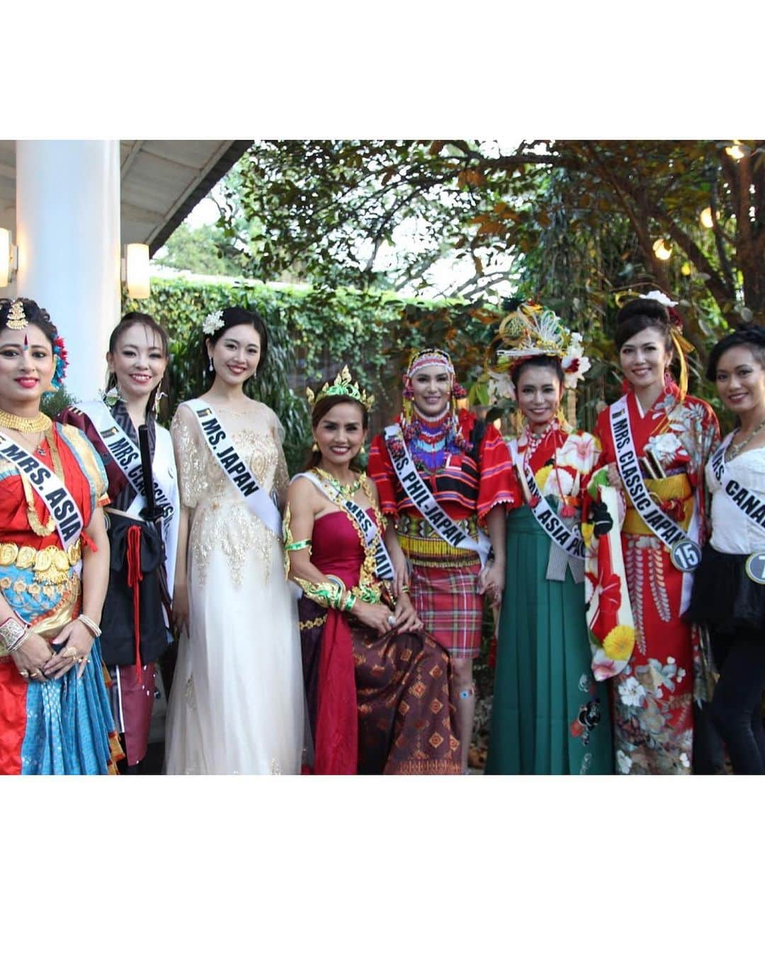 浅井香葉子さんのインスタグラム写真 - (浅井香葉子Instagram)「『Mrs Grand Universe 2019 世界大会』﻿ 6日目は「タレントショー」﻿ ﻿ タレントショーとは﻿ 代表国を象徴した﻿ ナショナルパフォーマンスを披露します﻿ ﻿ 私は「和」の所作を美しくしようと﻿ 昨年より習い始めた現代日舞を﻿ 番傘と扇子を使い披露しました﻿ ﻿ 3分という指定された時間の中﻿ 踊る曲を編集して作り﻿ 8月上旬には決めていたのですが﻿ ﻿ 色々と考え抜いた末﻿ 曲調を変えることを大会の25日前に決断！﻿ ﻿ よって、振付けも1からやり直し﻿ 曲も編集し直しで﻿ ﻿ ご迷惑をかけてしまうことと﻿ 振付けも覚える時間がタイトなのは承知でしたが﻿ 自分が一番納得したものでないと﻿ 自信を持って披露できないと思い﻿ ﻿ 思い切って変更を致しました﻿ ﻿ ﻿ 最終的に決めた曲は﻿ "歩くことで人生が変えられる"という﻿ 私が伝えたい思いと掛け合わせ﻿ 日本を代表する﻿ 「上を向いて歩こう」にしました﻿ ﻿ ﻿ スローな英語バージョンの歌と﻿ 日本を感じさせる三味線と﻿ テンポの良い日本語バージョンの歌と﻿ 3曲をリミックスして﻿ オリジナル楽曲を製作して頂きました✨﻿ ﻿ ﻿ フィリピンに到着してから﻿ 全く踊りの練習をする時間がとれなかったので﻿ 少しの焦りもありつつ﻿ ﻿ 動画を見ると袖の裾がめくれてたけど(泣)﻿ 頑張りましたー❣️﻿ 「とてもエレガント‼️」と褒めて頂けました💕 ﻿ ﻿ 各国代表も皆んな﻿ 歌と踊りなどパフォーマンス力が高い‼️﻿ 見ていて楽しめました😊﻿ ﻿ ﻿ ちなみにタレントショーTop3は﻿ ファイナルステージでも披露することができます✨﻿ ﻿ 結果は﻿ ・Mrs America﻿ 素晴らしい歌声の歌を披露﻿ ・Mrs Philippine﻿ シルクドソレイユばりのパフォーマンス﻿ ・Mrs Phil Japan﻿ 生きた鶏が登場するインパクト大なパフォーマンス﻿ ﻿  #msgranduniverse ﻿ #mrsgranduniverse ﻿ #mrsclassicgrandunivers﻿ #ミセスグランドユニバース﻿ #ミセスコンテスト ﻿ #ミセスコンテスト日本代表 ﻿ #ミセスコンテスト世界大会 ﻿ #ミセスコンテスト対策 ﻿ #コンテストウォーキング﻿ #ミスコン ﻿ #ミスコン対策 ﻿ #社会貢献﻿ #ミセスグランドユニバース日本代表2019 ﻿ #浅井香葉子﻿ #ウォーキング講師浅井香葉子﻿ #ウォーキング講師 ﻿ #世界貢献﻿ #国際貢献」10月1日 23時51分 - asaikayoko