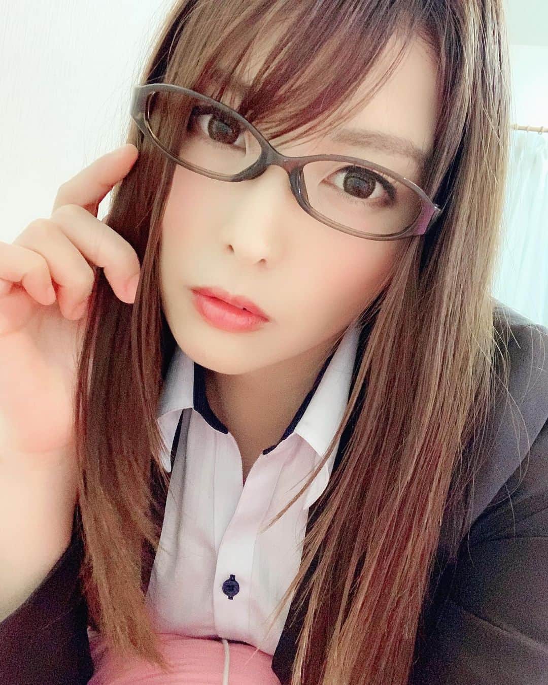 新村あかりのインスタグラム：「メガネスーツは鉄板❤︎ #スーツ女子  #メガネ女子  #そもそも女子なのか #ちっちゃいことは気にするな  #上司役  #めっちゃ多いのなぜ #新村あかり」