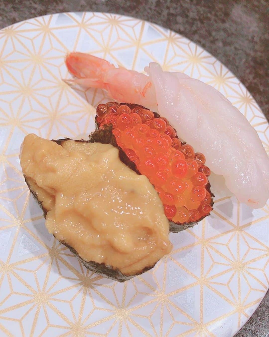 佐藤梨菜さんのインスタグラム写真 - (佐藤梨菜Instagram)「北海道で食べたものたち📸 （他にも食べたけれど）  #じゃがバター #ホッケ #六花亭 #うに #いくら #海鮮丼 #ラーメン空  #ほうじ茶アイス #きなこアイス  #北海道グルメ #인스타푸드 #좋아요 #좋아요환영 #팔로우미」10月1日 23時55分 - _ri7_s2