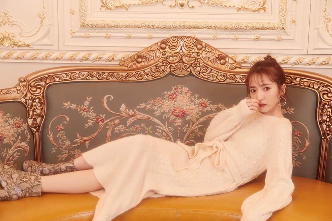 のインスタグラム：「miia WEBカタログ💫issue  可愛い世界観の中、皆さんとともに素敵な写真がたくさん撮れました。本日スタイルブック公開です。 お洋服とーっても可愛いので是非全部見てください🧡  いつも撮影でお世話になっていて、あたたかいスタッフさんたちと、みんなで楽しい大好きな現場です。」