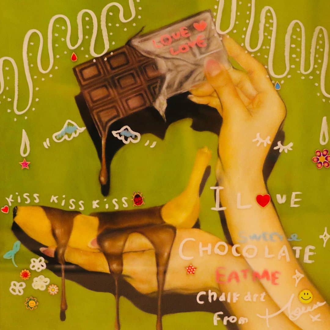 松下萌子さんのインスタグラム写真 - (松下萌子Instagram)「FEEL LIKE JUST POP!! 来年まで続く展示。 お近くにきた際は是非。購入可能です。 🍫 10月1日からANAインターコチネンタルホテルで開催されるAssoRTed Chocolates展に参加致します。出展作品は2点です。 お近くお立ち寄りの際はどうぞお越しくださいませ♥️🍫♥️ チョコレート大好き😘  会期: 2019年10月（火）-2020年1月月14日（火） 会場: ANA インターコンチネンタルホテル　東京館内1F〜3F 住所: 〒107-0052　東京都港区赤坂1-12-33  展示作家: 太湯雅晴 平澤賢治 石井亨 岩田俊彦 金氏徹平 小磯竜也 牧田愛 三田村光土里 Moeco  中根航輔 大竹寛子 ただ 立石従寛 ザ・ビークル  #moecochalkart #drawing  #art  #japan  #japanese #artist #moeco #チョークアート #チョーク #tokyo #picture  #絵 #artist #松下萌子」10月2日 0時20分 - moecochalkartonly