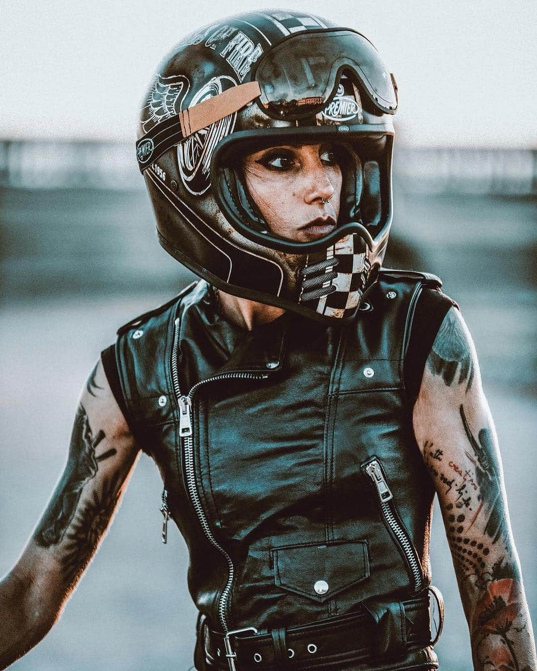 epidemic_motorsさんのインスタグラム写真 - (epidemic_motorsInstagram)「Esiste un momento in cui le parole si consumano è il silenzio inizia a raccontare.••••••••••••••••••••••••••••••••••••••••••••• 🙎🏻‍♀️ @frenchissima PH @de_ranieri_simone  #photooftheday #bikergirl #portrait_mood #portrait_mood #bikergram #motorcyclelife #style #cool #moodygrams  #girl #skin #tattoo @federicobenedetti #bodyart  #helmet #instabike #instagood #instamoto #instamotogallery #instamotor #instamotorcycle #motorbike #returnofcaferacer #vintage #braap #scrambler #life #magazines」10月2日 0時20分 - epidemic_motors