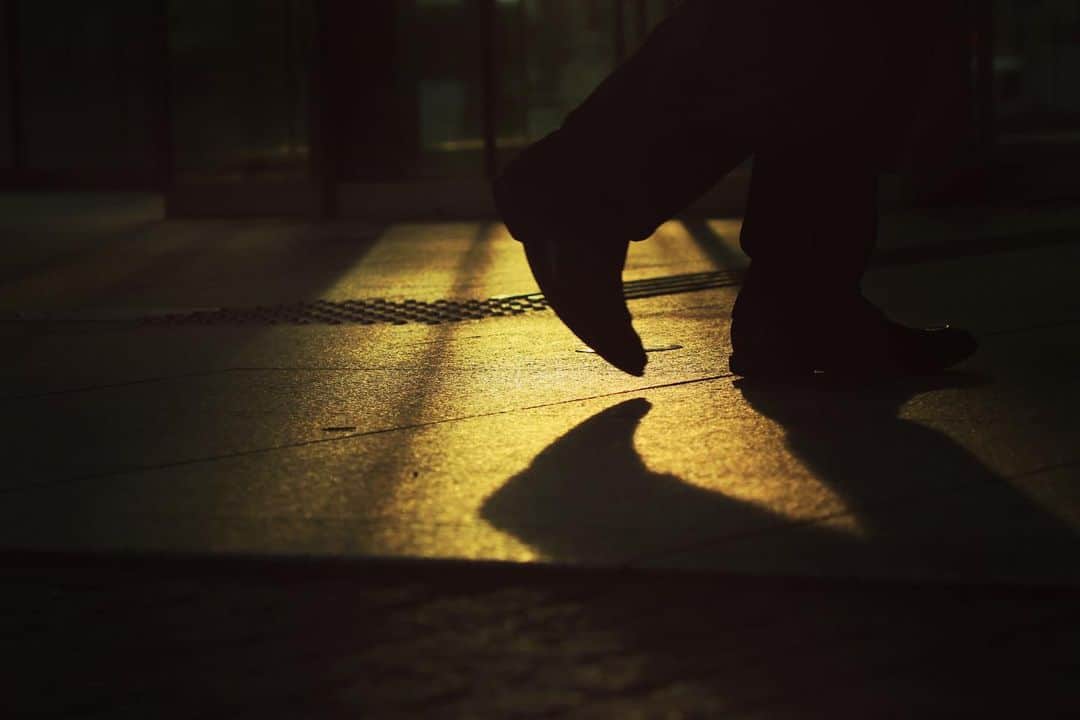 久保田秀敏さんのインスタグラム写真 - (久保田秀敏Instagram)「#10月 の始まり。 街行く人の足元も#秋の夕陽 に照らされ、心地よい風が背中を押してくれている そんな気分です。 今月も頑張っていきましょう。  #canon #canonm5  #eosm5  #写真好きな人と繋がりたい  #レンズ越しの私の世界  #EOSRが欲しい」10月2日 0時33分 - hidetoshi_kubota