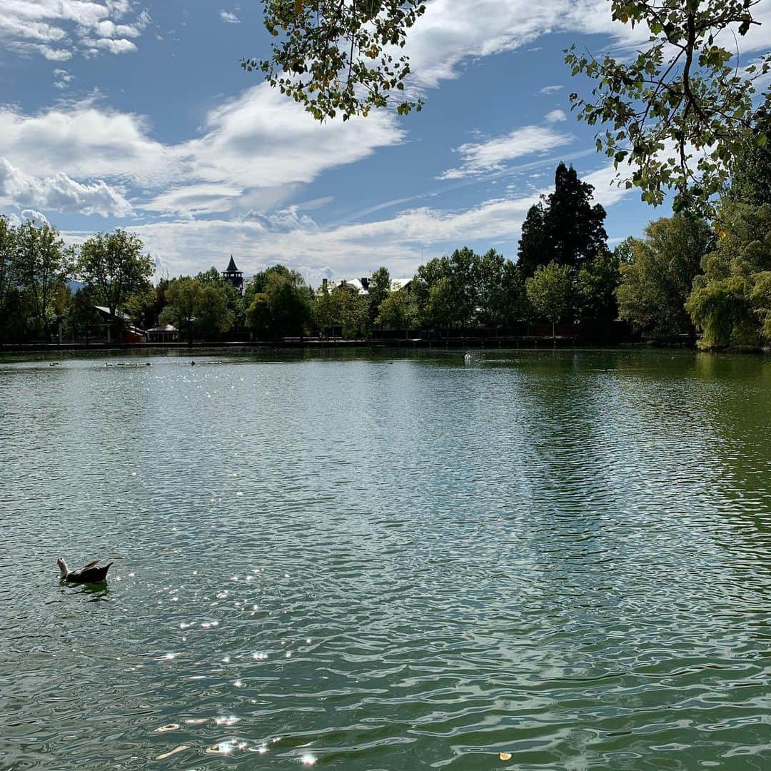 ニール・ブラウンのインスタグラム：「Beautiful day here in Puigcerda! So nice to « relax » in such a wonderful setting! #instamood #instapic #coachinglife #traveller #puigcerda #icedance #figureskating #picoftheday #r&r #work #followme #instafollow #instagay #gay #coach」