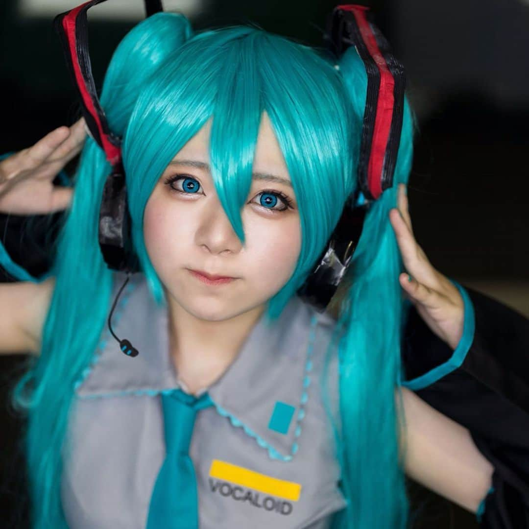 黒夢のインスタグラム：「ミクのこと見ててよ、マスター>< Look at me master >< #tgs2019 #tokyogameshow #cosplay #cosplayer #cosplaygirl #vocaloidcosplay #hatsunemiku #コスプレ #コスプレイヤー #ボカロコスプレ #初音ミク #初音ミクコスプレ」