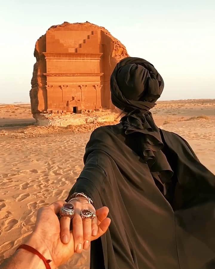 Murad Osmannのインスタグラム：「ꁲꂡ #Followmeto Saudi Arabia with @natalyosmann .  Al Ula region is one of the most historical places in Saudi Arabia.  It is here - that I want to start a story about this country - from this place called Madain Saleh.  A few millennia ago a Nabatean kingdom and some of the most famous trade routes were there. We greeted a sunset and fell in love with these lands. #WelcomeToArabia @visitsaudi  ________________ 🇷🇺 🇷🇺 🇷🇺 Одно из самых сильных, исторических мест в Саудовской Аравии. Именно с него хочу начать рассказ об этой стране. Это место называется Мадаин-Салих. Несколько тысячелетий назад тут было набатейское царство и одни из самых знаменитых торговых путей. Мы встретили тут закат и окончательно влюбились в эти земли.  Note, Al Ula – including Madain Saleh and Elephant Rock – is currently closed to the public and can only be visited by attending select events」