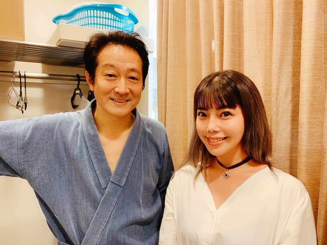 住谷杏奈さんのインスタグラム写真 - (住谷杏奈Instagram)「･ 私のインスタをずっと見てくれている方は ご存知かもしれませんが、 昔から大好きで移動中に必ず読んでいる 東野圭吾作品📖  東野圭吾作品の3分の2は読んでいるはず🙋‍♀️ ･ そんな東野圭吾好きの私に嬉しいお誘いが･･･🤤 ･ 辰巳琢郎さんにお招きいただき、 東野圭吾原作の舞台｢仮面山荘殺人事件｣を 観劇させていただきました☺️ ･ この｢仮面山荘殺人事件｣という作品は 私が読んでいない3分の1に入っていました。 ･ ネタバレになるので詳しくは書けませんが、 誰しもがハッと驚く結末だったので、 読んでいない作品でホントによかったです。 ･ 映画やドラマでは東野圭吾原作の作品を 沢山観てきました。 が、舞台で観るのは初めての体験でした。 映画やドラマでは味わえない 生の素晴らしさがありました。 ･ そして何より 役者さんのお芝居がほんとに素晴らしく 舞台の中の世界に引き込まれてしまいました🥺 ･ ご興味のある方は、 10月6日まで池袋のサンシャイン劇場で 上演されていますので 是非足を運ばれてみてください☺️ ･ あーもう1回観たいくらいよかったです。。。🥺 ･ ･ 終演後には辰巳さんの娘さんで ソプラノ歌手の辰巳真理恵ちゃん @tatsumimarie  にもお久しぶりに会うことができました🥰 とっても綺麗な歌声なの🥺 また素敵な歌声を聴かせていただきたいな。 ･ ･ #東野圭吾#仮面山荘殺人事件#舞台 #サンシャイン劇場」10月2日 1時07分 - annasumitani