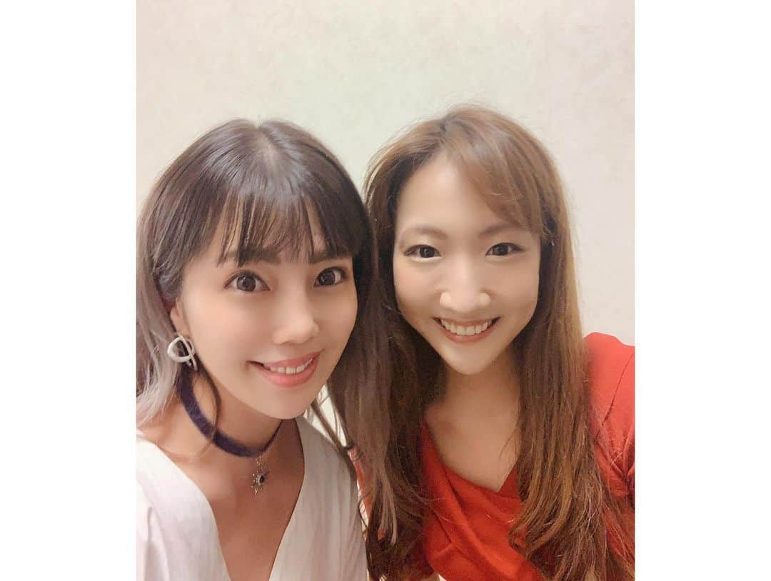 住谷杏奈さんのインスタグラム写真 - (住谷杏奈Instagram)「･ 私のインスタをずっと見てくれている方は ご存知かもしれませんが、 昔から大好きで移動中に必ず読んでいる 東野圭吾作品📖  東野圭吾作品の3分の2は読んでいるはず🙋‍♀️ ･ そんな東野圭吾好きの私に嬉しいお誘いが･･･🤤 ･ 辰巳琢郎さんにお招きいただき、 東野圭吾原作の舞台｢仮面山荘殺人事件｣を 観劇させていただきました☺️ ･ この｢仮面山荘殺人事件｣という作品は 私が読んでいない3分の1に入っていました。 ･ ネタバレになるので詳しくは書けませんが、 誰しもがハッと驚く結末だったので、 読んでいない作品でホントによかったです。 ･ 映画やドラマでは東野圭吾原作の作品を 沢山観てきました。 が、舞台で観るのは初めての体験でした。 映画やドラマでは味わえない 生の素晴らしさがありました。 ･ そして何より 役者さんのお芝居がほんとに素晴らしく 舞台の中の世界に引き込まれてしまいました🥺 ･ ご興味のある方は、 10月6日まで池袋のサンシャイン劇場で 上演されていますので 是非足を運ばれてみてください☺️ ･ あーもう1回観たいくらいよかったです。。。🥺 ･ ･ 終演後には辰巳さんの娘さんで ソプラノ歌手の辰巳真理恵ちゃん @tatsumimarie  にもお久しぶりに会うことができました🥰 とっても綺麗な歌声なの🥺 また素敵な歌声を聴かせていただきたいな。 ･ ･ #東野圭吾#仮面山荘殺人事件#舞台 #サンシャイン劇場」10月2日 1時07分 - annasumitani