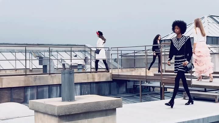カロリーヌ・ド・メグレのインスタグラム：「Parisian roofs 💘 and Nouvelle Vague collection #ChanelSpringSummer」