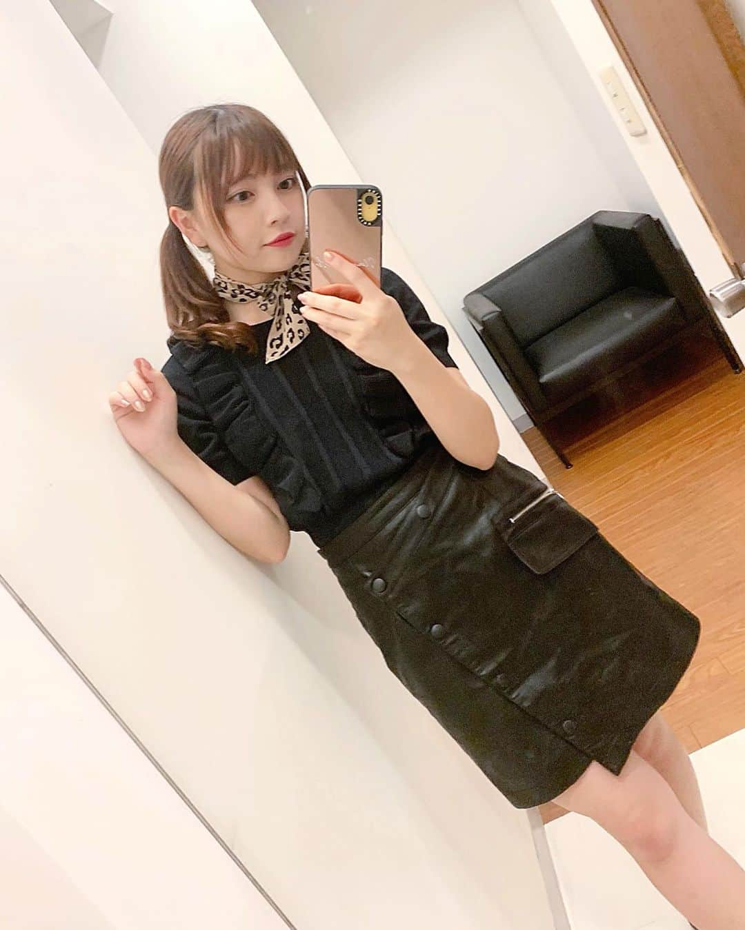 廣川奈々聖さんのインスタグラム写真 - (廣川奈々聖Instagram)「．﻿ ﻿ ﻿ まだ暑いけど、早く秋っぽいの着たくて﻿ 無理して着る日々です•̥ ̫ •̥（笑）﻿ ﻿ ﻿ ﻿ #ななせのふく #ootdfashion #ブラックコーデ #スカーフコーデ #ツインテールアレンジ #全身コーデ #fashiongram」10月2日 1時20分 - nanaseven7_u_u