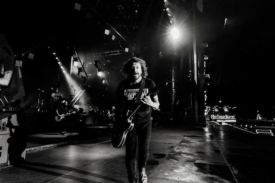 フー・ファイターズのインスタグラム：「BOGOTA!! 🇨🇴 HERE WE COME!!! . 4:30PM  DOORS OPEN 6:30PM  @tenaciousd  7:30PM  @weezer  9:00PM  #FOOFIGHTERS . Photo: @scarlet_bucket」
