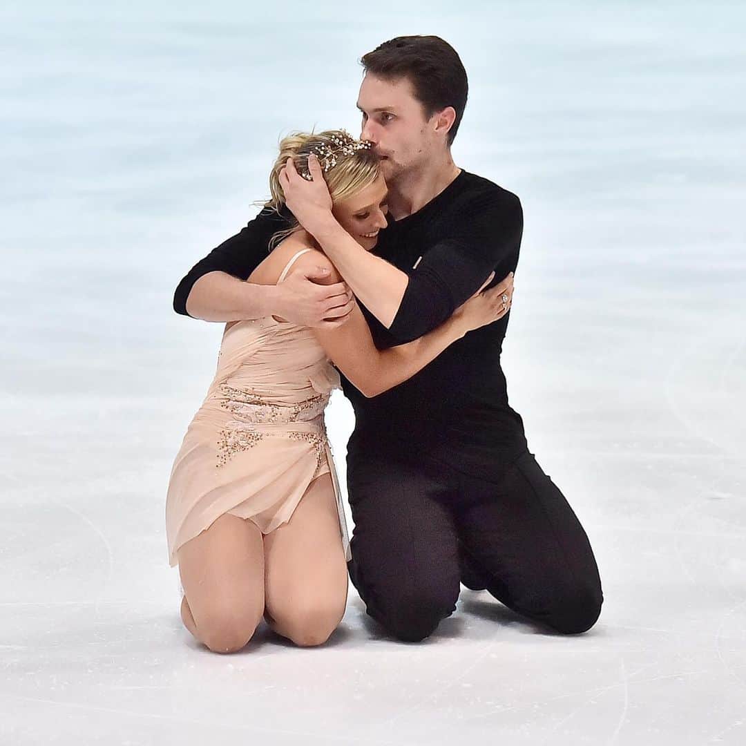 カーステン・ムーア＝タワーズのインスタグラム：「Back to work today!! • Last week was our first time in Oberstdorf and it did not disappoint.  Thanks for all the kind messages about our programs and also my dresses! For those who were wondering, they were designed and made by @feelingmathieucaron ❤️❤️」