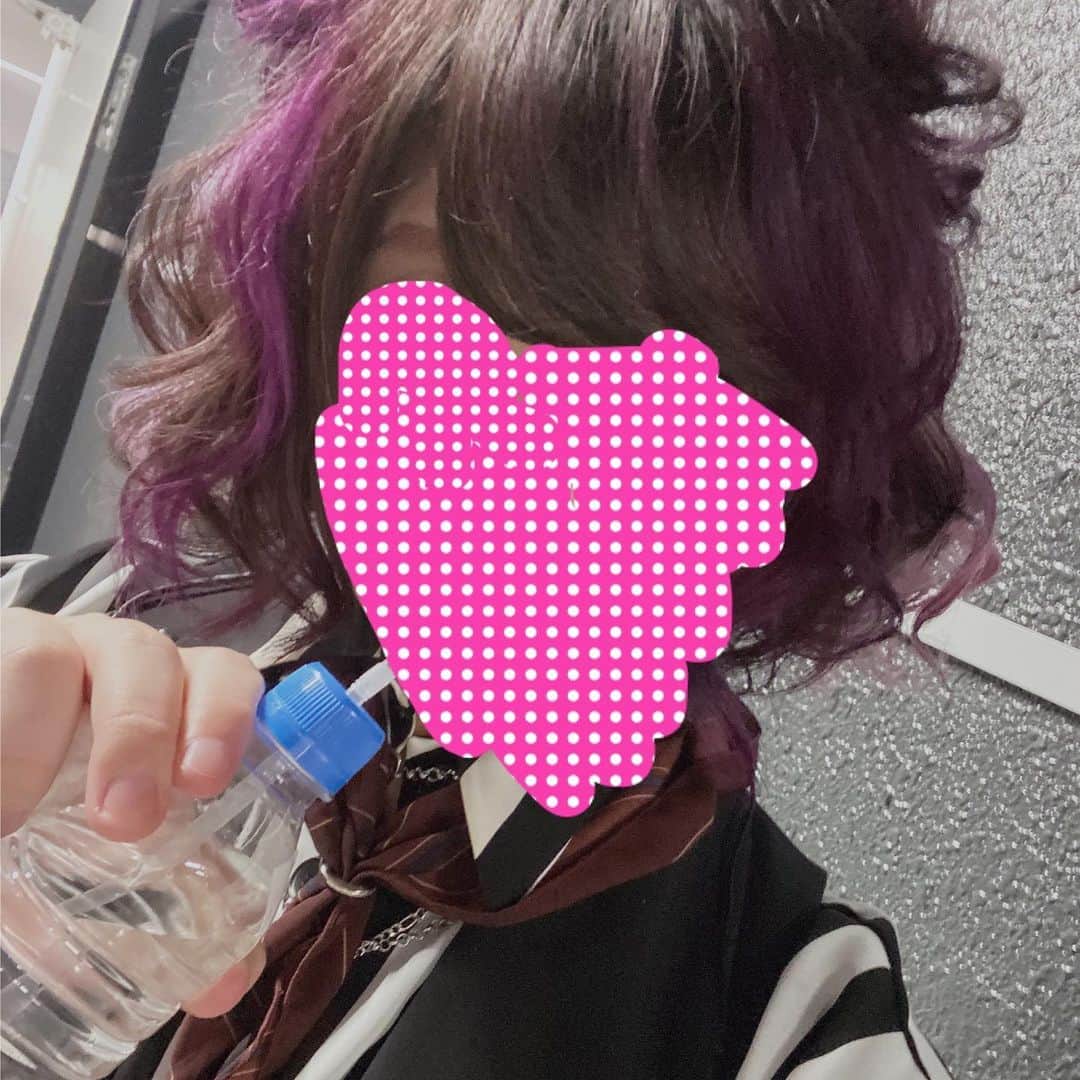 なるせさんのインスタグラム写真 - (なるせInstagram)「あらためまして XYZTOUR 日本公演ぜんぶおしまいしました！ 本当に楽しいツアーだったなと思います これからみんなも巻き込んで楽しいことができるように考えてるから 一緒にたのしいことしような 写真は水を飲むわたしと お花たち！たくさんありがとうござます綺麗〜！お手紙もありがとう〜めちゃおおい うれしい！ 海外公演もありますので一緒にみんな応援しよう(わたしは出ませんので家で応援) みんながんばれええ！」10月2日 1時33分 - nqrse