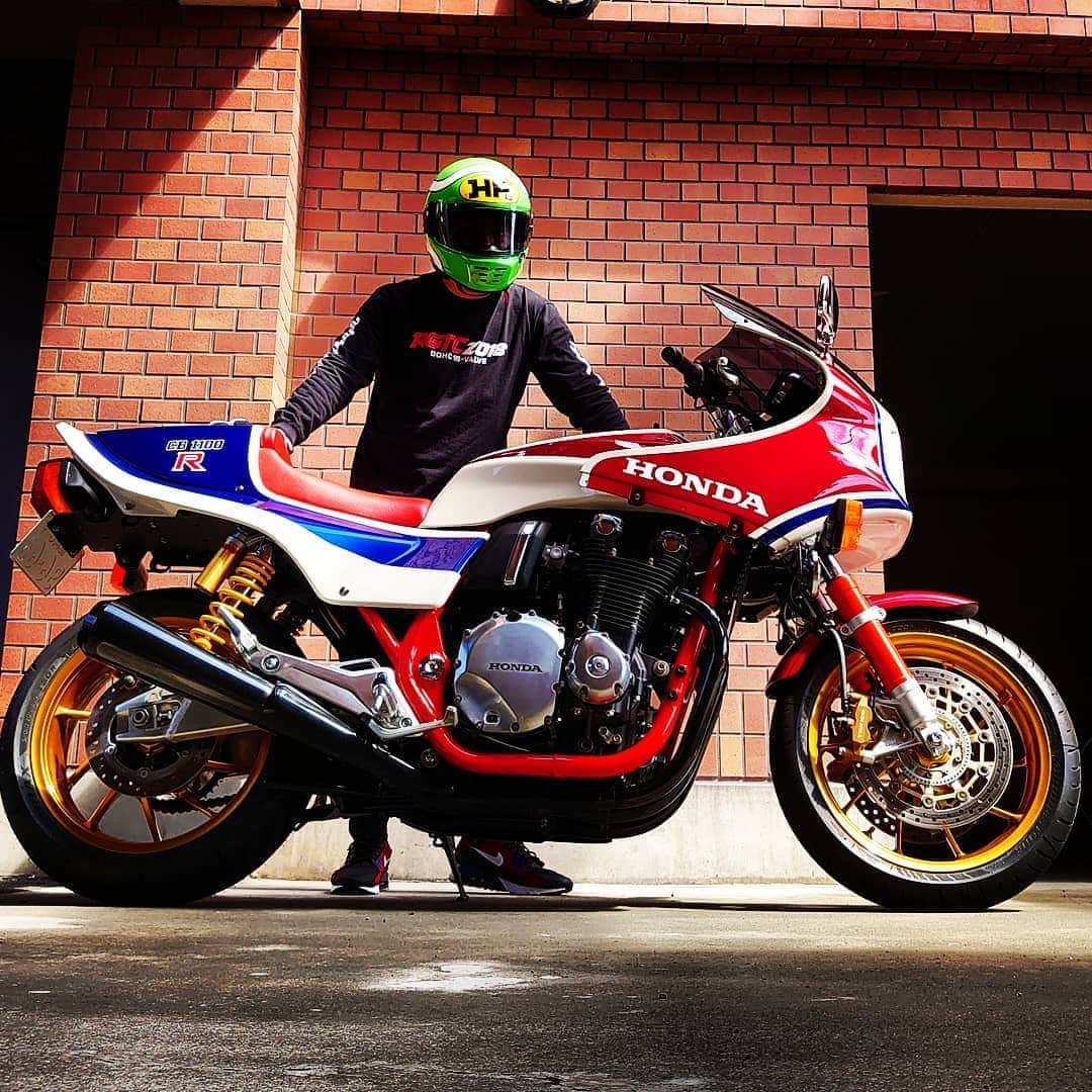 のインスタグラム：「あの世界的有名ストリートブランド様がHONDAとコラボということで、少しでもバイク乗りたい若い子が増えてくれたら嬉しいです。 10月18日～10月20日はそのコラボしたHONDAのHRCの世界チャンピオンが走るMotoGP日本グランプリがツインリンクもてぎで開催されますよ。 RGツーリングクラブメンバーもツインリンクもてぎ各所で盛り上げます！  #cb1100typer #cb1100r #arai #araihelmet #hondamotorcycle #hondacb #motorcyclesofinstagram #motorcycle」