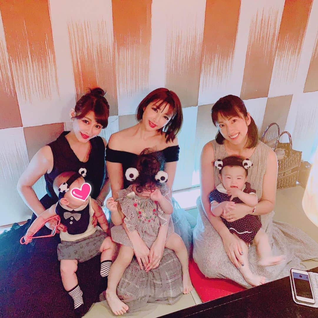 庄司ゆうこさんのインスタグラム写真 - (庄司ゆうこInstagram)「今日は毎月恒例ママ会🤗✨ 本当にこの3人でいると話が尽きない🤣価値観が合う友人ってなかなかいないから本当に貴重‼️ 悠里ちゃんがパンダの耳プレゼントしてくれたよ^_^みんなでお揃い可愛いすぎる💕 赤坂の津つ井はご飯もおいしくて個室の座敷でベビー布団も用意してくれて赤ちゃんに優しい素敵なお店🤗 ランチ後は児童館デビュー！ 楽しいおもちゃやバウンサーがあってももちゃん終始ご機嫌✨ たくさん遊んで帰り道は爆睡してくれた(^^) #子連れランチ#赤坂ランチ#津つ井#女の子ママ#男の子ママ#生後5カ月#0歳児#赤ちゃんのいる生活#同じ誕生日#赤ちゃん#7枚目の#動画#人見知り#ももちゃんです🤗」10月2日 1時44分 - yuko.shoji