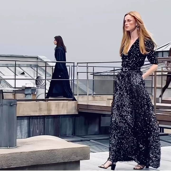 カロリーヌ・ド・メグレのインスタグラム：「Favorite dress of all 🖤 @chanelofficial Congratulations @virginieviard  @djcori @aurelieduclos @pascalbraultt @augustindolmaillot And the whole team involved 👏👏 Makeup @luciapicaofficial  Hair @sammcknight1  #chanelspringsummer」