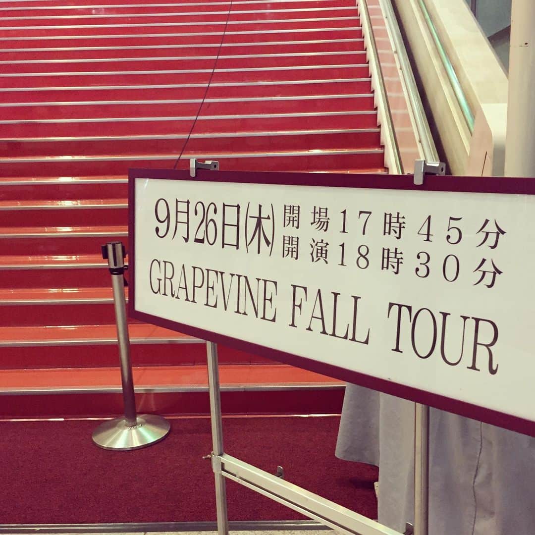 岡村有里子さんのインスタグラム写真 - (岡村有里子Instagram)「先週木曜日、中野サンプラザ公演の素晴らしさに震え（いつも…だけど今回は特に）、急遽追加公演も行ってしまいました。 こういう、アルバムのツアーではないツアーも、好きです。 #grapevine #グレイプパイン」10月2日 1時48分 - yuriko_okamura