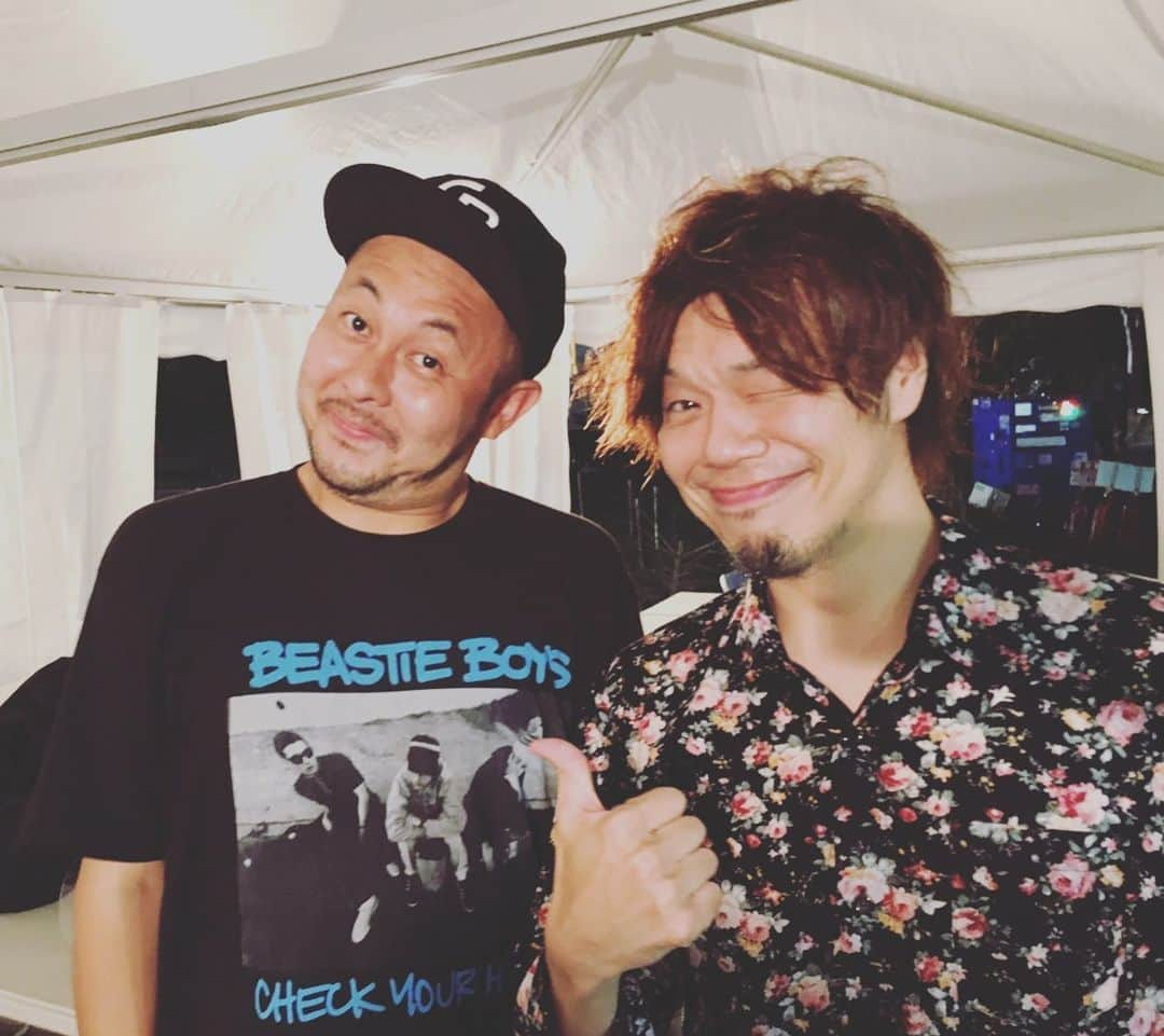 タクマ さんのインスタグラム写真 - (タクマ Instagram)「ぴあフェス カメラマンのテッペイくんと　 ライブ中はミラクルセッションでした  ごめんなさい。そしてありがとう。 最高のアドリブでした。(圧巻)  #テッペイくんです　#山田ありがとう」10月2日 2時35分 - takumamitamura