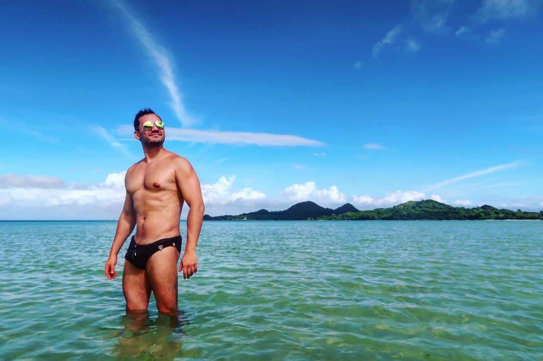 ベリッシモ・フランチェスコさんのインスタグラム写真 - (ベリッシモ・フランチェスコInstagram)「Relax time for “The Roman Gladiator” Francesco Bellissimo at Sukuji Beach in Ishigakijima🍹🏖☀️気持ちいい😂👍底地ビーチに行ってきました！石垣島最高!❤️Il gladiatore romano prepara il corpo e lo spirito alle prossime battaglie💪😉 #ベリッシモ #料理研究家 #francescobellissimo #chef #tvchef #イタリアの種馬 #okinawa #ishigaki #ishigakiisland #底地ビーチ #sukujibeach #石垣島 #beach #beachparadise #筋肉 #karateka #髭 #vip #luxurylifestyle #芸能人 #イケメン #coattoromano #italian #italianstyle #イタリア人 #massiccio #italianstallion #enjoylife #モッコリ #イケメン料理人」10月2日 8時13分 - bellissimoyoshi