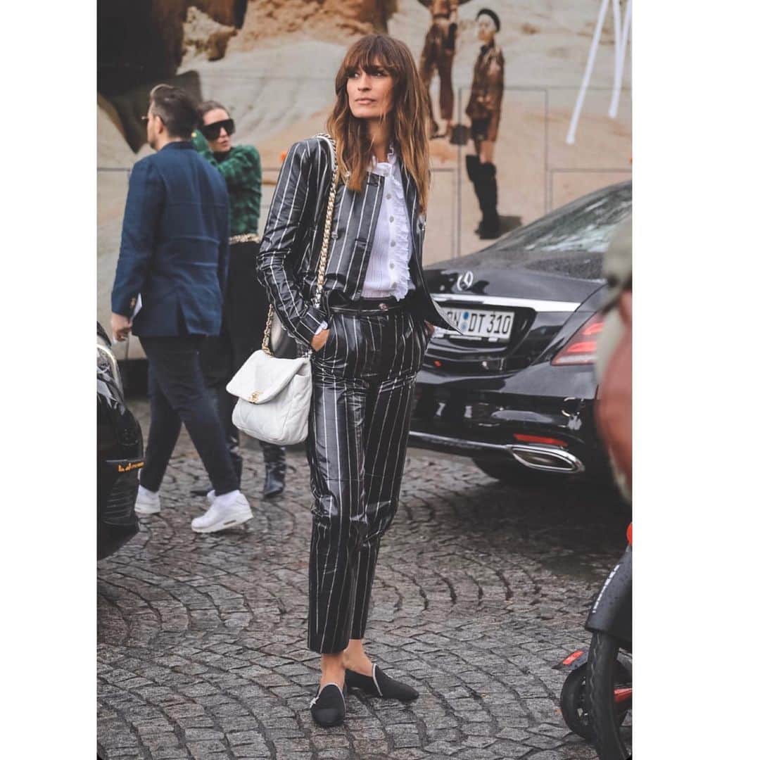 カロリーヌ・ド・メグレのインスタグラム：「Arriving at @chanelofficial today  Photo @morganetheunicorn_photography  Makeup @saraifiszel  Hair @rudymarmet  #ChanelSpringSummer #Acte1」