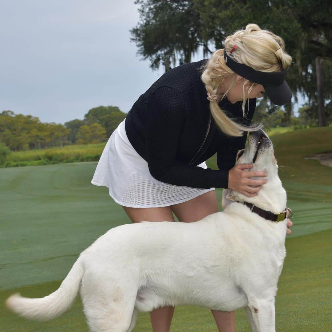 ペイジ・スピラナックさんのインスタグラム写真 - (ペイジ・スピラナックInstagram)「Find someone who looks at you the way I look at George....no one tell my dog Niko🙊 @myrtlebeachgolf @heritage_club_golf」10月2日 3時17分 - _paige.renee