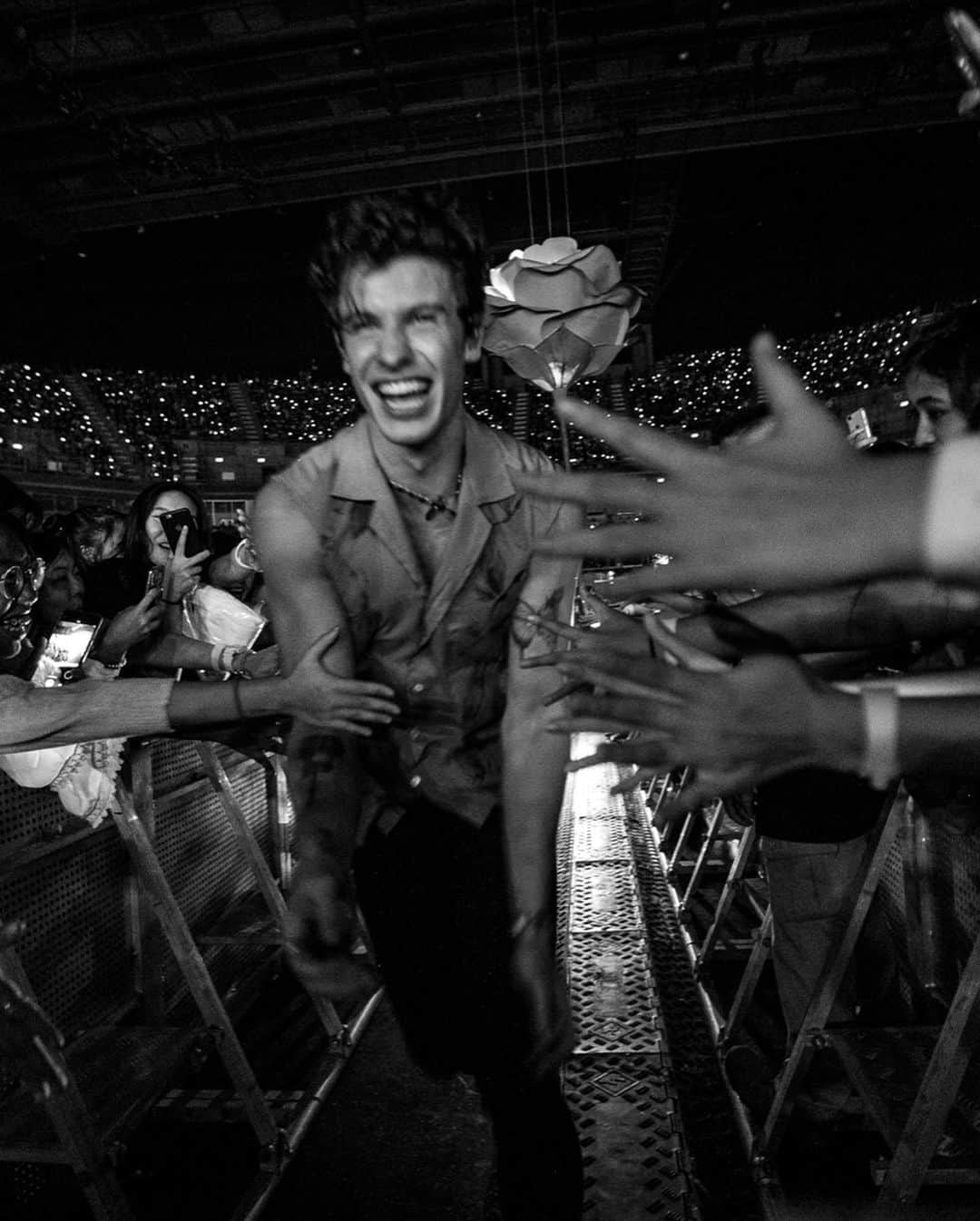 ショーン・メンデスさんのインスタグラム写真 - (ショーン・メンデスInstagram)「The smiliest people on the earth! I love you Bangkok. Thank you for being so fun 🖤 @josiahvandien」10月2日 3時22分 - shawnmendes