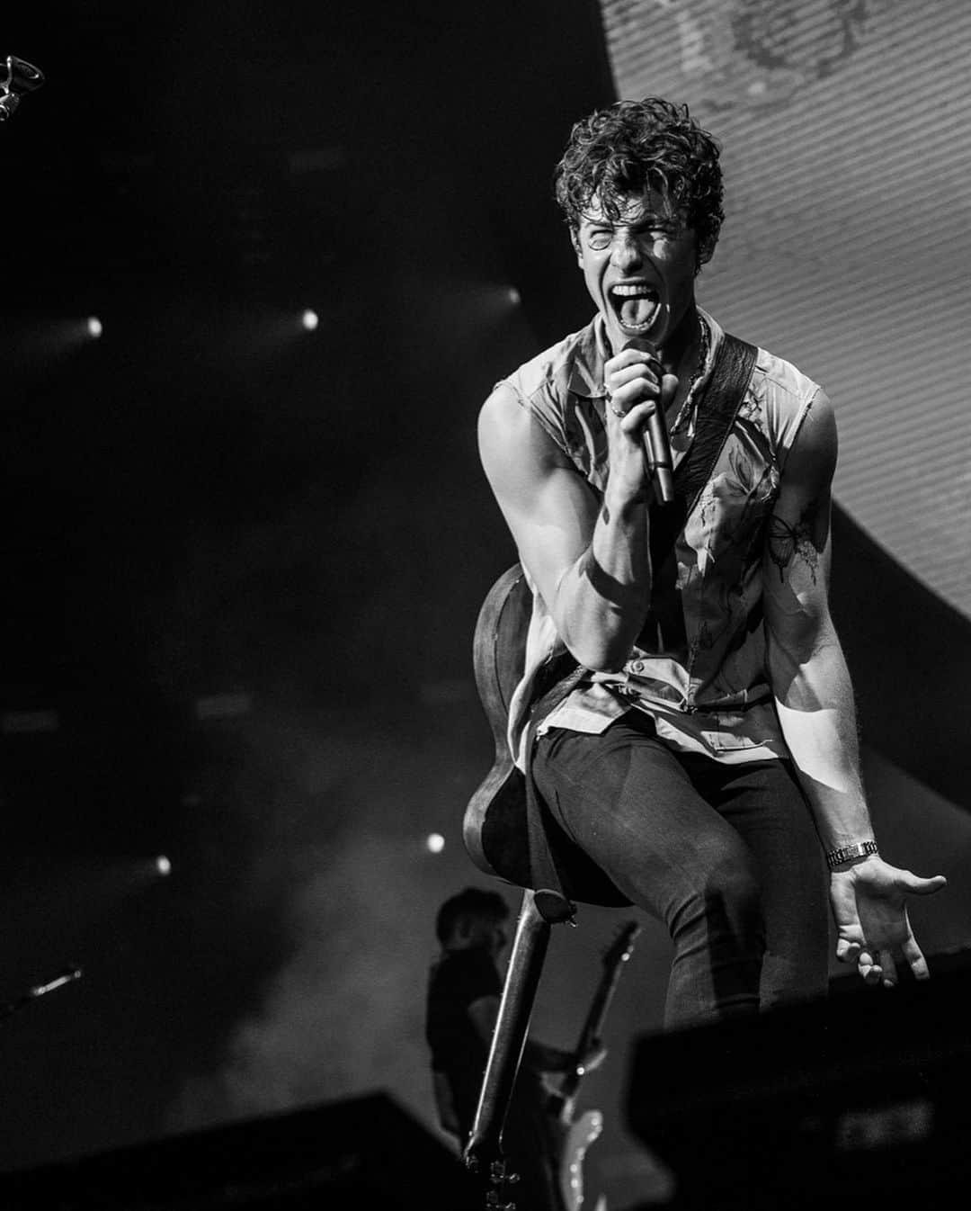 ショーン・メンデスさんのインスタグラム写真 - (ショーン・メンデスInstagram)「The smiliest people on the earth! I love you Bangkok. Thank you for being so fun 🖤 @josiahvandien」10月2日 3時22分 - shawnmendes