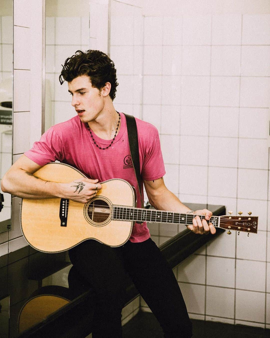 ショーン・メンデスさんのインスタグラム写真 - (ショーン・メンデスInstagram)「The smiliest people on the earth! I love you Bangkok. Thank you for being so fun 🖤 @josiahvandien」10月2日 3時22分 - shawnmendes