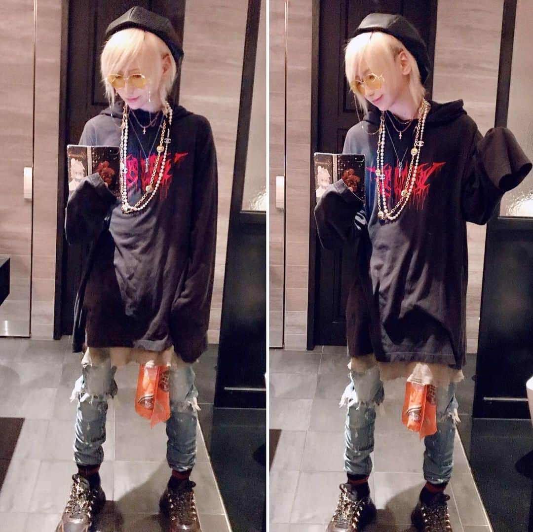 マシロンケーキのインスタグラム：「. このごろ好きな服装🤗 大きめのパーカー好きなんです。 パーカーはヴェトモン💃 ファッションの質問よくくるからストーリーとかで更新しようかな？🙆‍♀️ さ！編集してこよう！ #vetements#chanel#chromehearts#louisvuitton#hermes#ifsixwasnine#christianlouboutin#fashion」