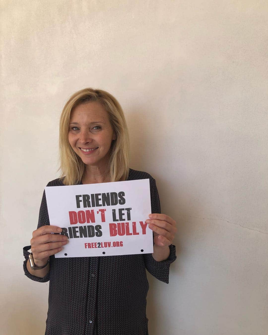 リサ・クドローさんのインスタグラム写真 - (リサ・クドローInstagram)「I stand up to #bullying. Do you? I challenge you to join me and @Free_2_Luv and let the world know #FriendsDontLetFriendsBully. Print your own sign. Link in @Free_2_Luv bio. #ENDbullying」10月2日 4時17分 - lisakudrow