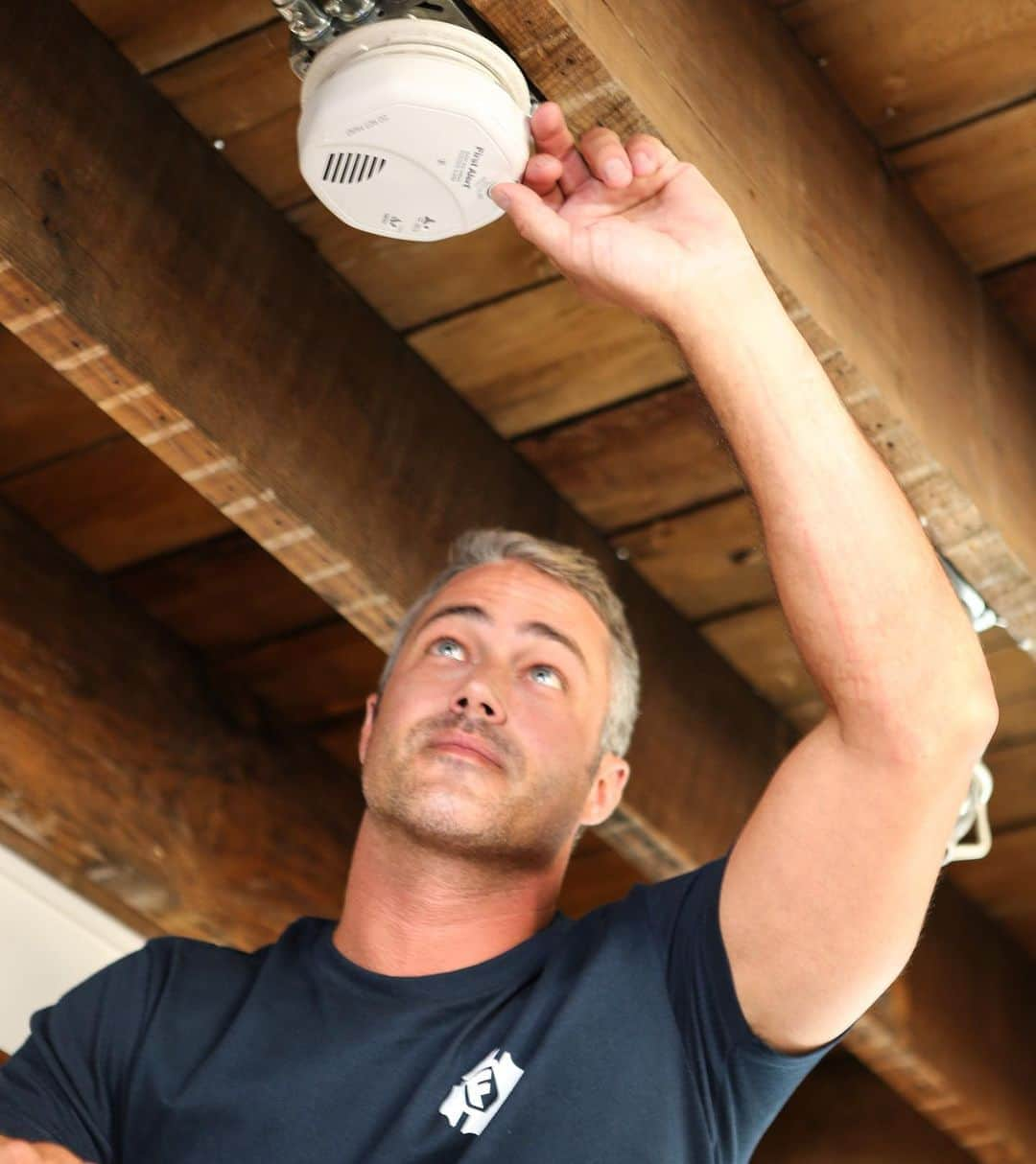 テイラー・キニーさんのインスタグラム写真 - (テイラー・キニーInstagram)「You guys. October is #FireSafetyMonth and I’m helping @firstalert share #firesafety tips. #Ad  When was the last time you tested your smoke alarms? Please visit FirstAlert.com to check out our #PSA and more tips. #InstallTestReplace  Be safe and lots of love.」10月2日 4時39分 - taylorkinney111