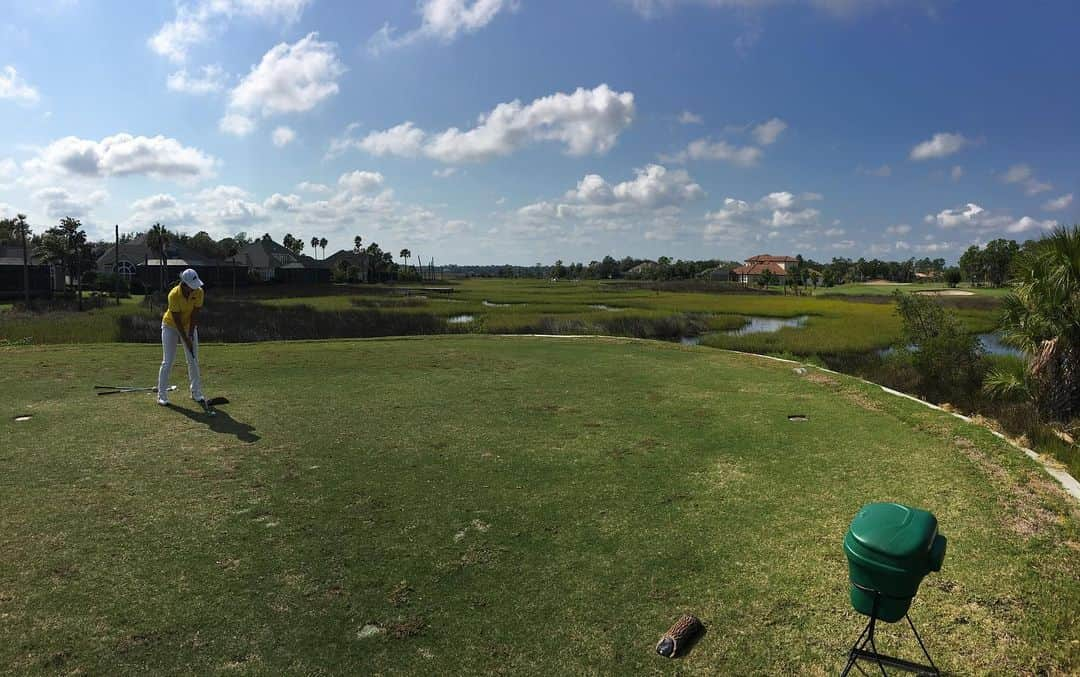 長野未祈さんのインスタグラム写真 - (長野未祈Instagram)「I played 54 holes of 2days.I made 67,73 and 74.We got the 2nd and I got the 2nd too.I learned a lot in this tournament,and I had a so much fun!Thank you Christa and Cynthia for supporting us.I will do my best to balance studying and golf,and I occasionally need to rest my brain🧠💤 We want to meet daddy quickly‼️ @karntida_tt @_alexgiles1  My life is still sweet🤪 52日間で54ホールの試合が終わりました。チームで2位、個人で2位でした。風が15mphで、雨が途中強くてクラブ選択に迷いました。凄く楽しかったです。やっぱり風の中のゴルフは凄く楽しい。勉強にすごく集中しているせいなのか、パターのラインを読んでる時に英語の勉強が頭に浮かんだりして、私の頭の中は混乱しました。笑 今までになかったことは、アドレスした時に頭の中が真っ白になって今私が何をしようとしてるのか、スイングをしないといけないのに、違うところに意識が飛んでく感覚になりました😂脳が疲れているのかもしれません。なので、今日は久しぶりにBobatea飲みに行きます😍たまには糖分必要です。 次の試合までに何をしなくちゃいけないか紙に書き出したので、しっかり分析して次の試合までに練習と勉強頑張ります🔥 #初日イーグルget🦅 #par5のstats1位は #私の課題だから #凄く嬉しい #でも2位じゃだめなんです #次は優勝できるように頑張ります #そして今日からまた勉強 #頑張ります #ちなみにこの写真のアドレスしている位置がすごく左なのは #ピン右端を狙ったらこうなりました笑笑」10月2日 4時36分 - minorinagano