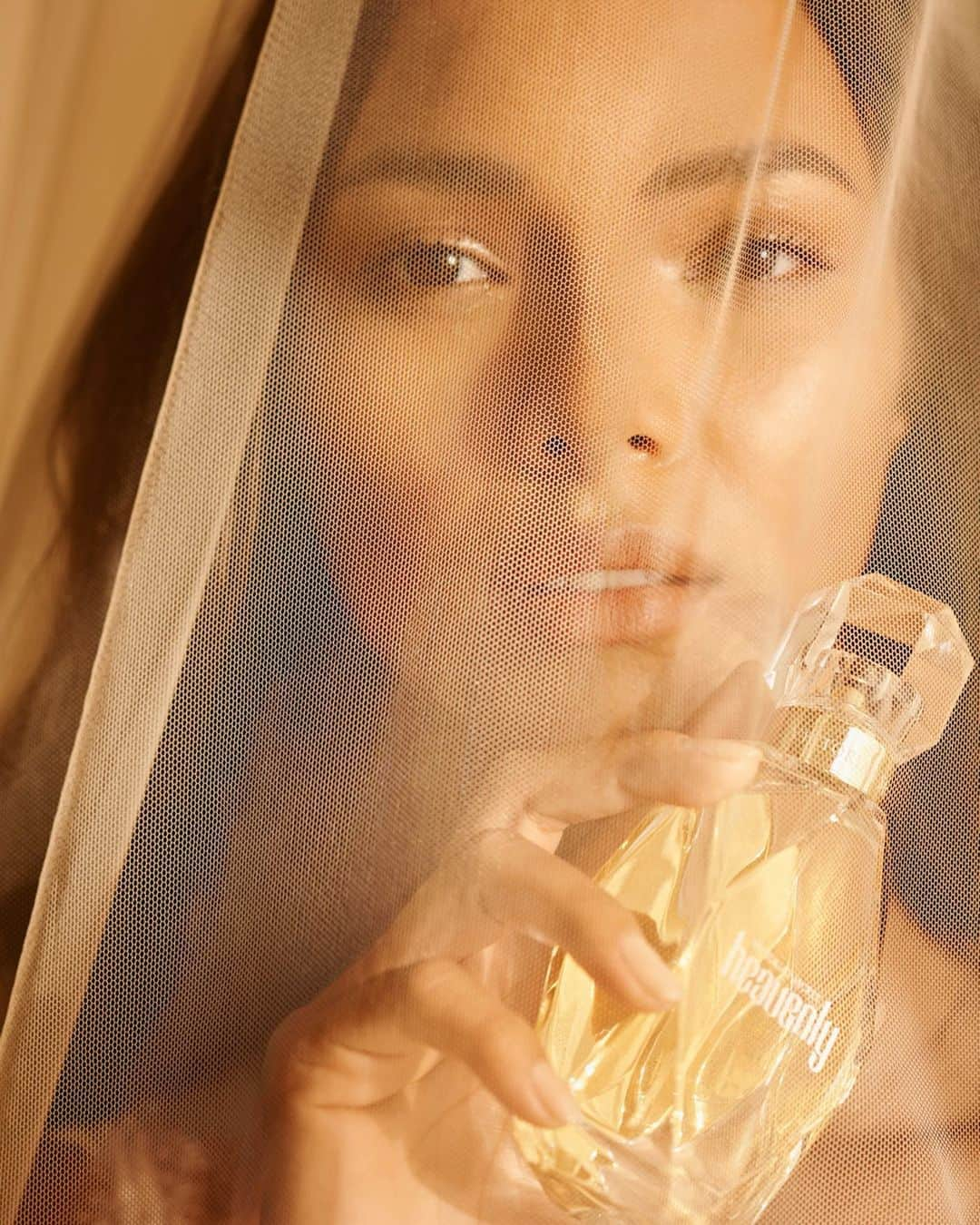 ライス・リベイロさんのインスタグラム写真 - (ライス・リベイロInstagram)「Excited to be the face of the one and only Heavenly VS fragrance 🧡 @vsbeauty」10月2日 4時46分 - laisribeiro