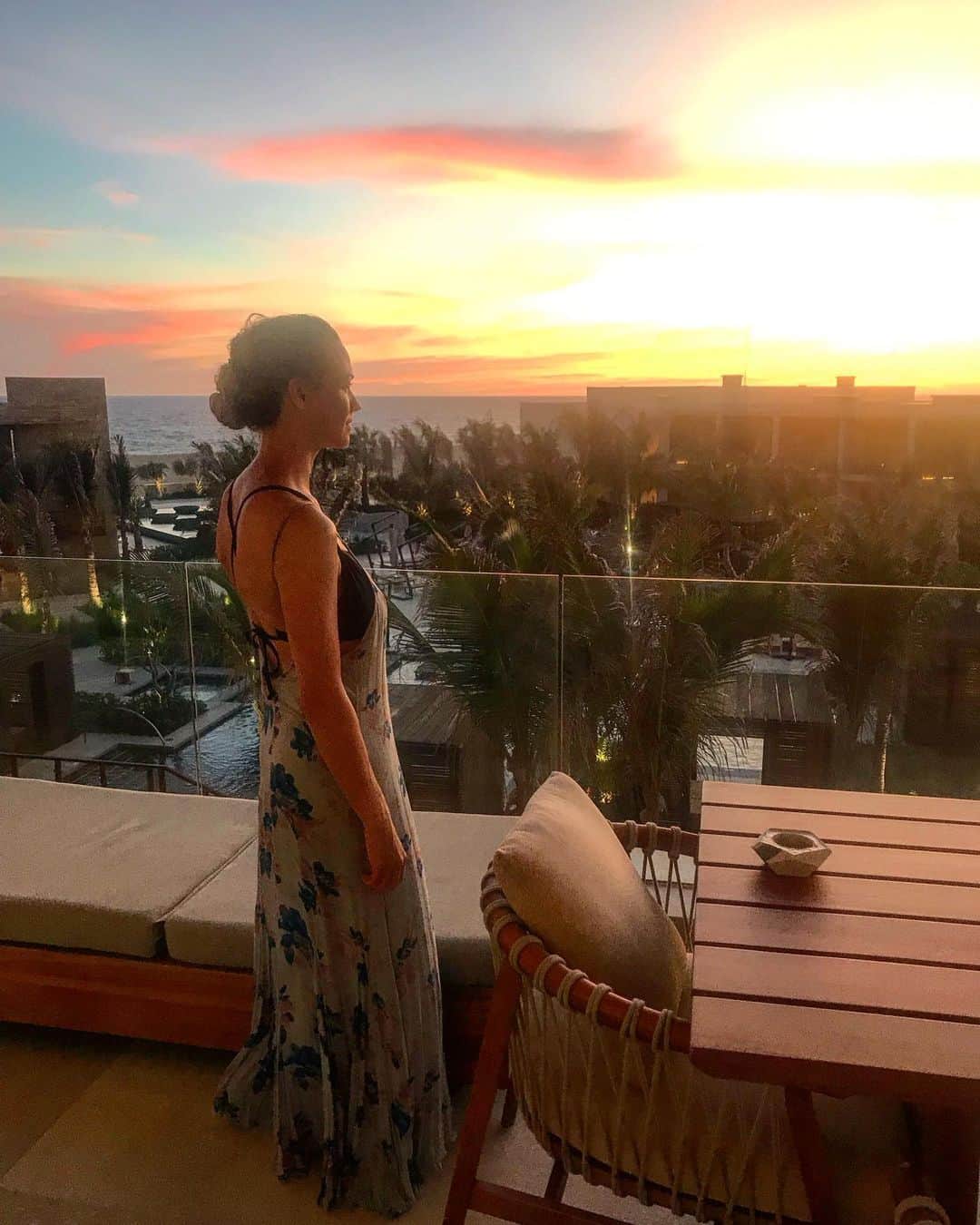 イヴォンヌ・ストラホフスキーさんのインスタグラム写真 - (イヴォンヌ・ストラホフスキーInstagram)「Gorgeous sunsets at @nobuloscabos ☀️ Thank you for having us & for your amazing hospitality 💛」10月2日 5時19分 - yvonnestrahovski