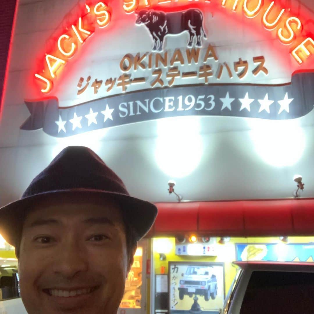 前川泰之さんのインスタグラム写真 - (前川泰之Instagram)「沖縄に来ました！昨日夜着いたのでスタッフさんと『沖縄の夜はステーキっしょ！』と那覇の有名店ジャッキーステーキハウスに行ってきました〜^_^ 柔らかくてアッサリ、でも旨味たっぷりの肉なので夜でもサラッと食べられますよ🥩✨✨ さて、雑誌Men's EX のロケ、行ってきまーす^_^ #沖縄 #ジャッキーステーキハウス #撮影」10月2日 6時01分 - maekawa_yasuyuki_official