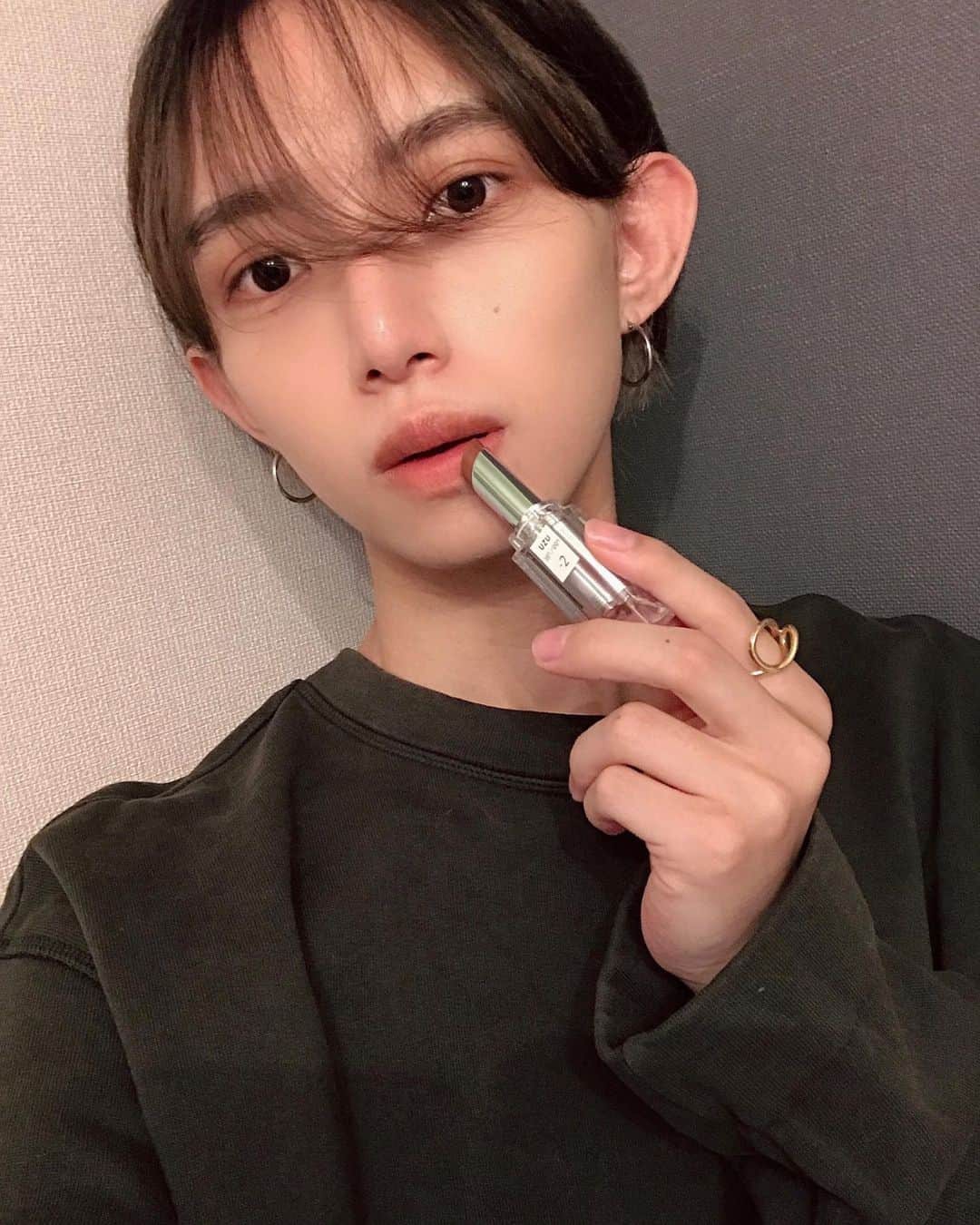 とまんさんのインスタグラム写真 - (とまんInstagram)「. 38℃ | 99℉ Lipstick -2 Brown . 今までピンクや明るめの色のリップを 使っていたのですが、秋冬に向けて ブラウンに挑戦してみたら大人っぽく なれたようで、気持ちも温かくなりました( ◠‿◠ ) リップの色自体は写真の通りブラウンですが 唇に着けるとザ！ブラウン！というよりも 自分の元の唇の色とのバランスにもよりますが 優しくて温かく、大人っぽいブラウンで とっても気に入りました( ◠‿◠ ) リップが唇に触れると溶けるようになじむので むらもなく塗れてまた優しい.. . 皆さんの38℃を感じれる瞬間はいつですか？ ボクは大好きな家族と過ごした時 温かい気持ちになりました( ◠‿◠ ) . #UZU #38C99F #UnframeTheBeauty #FLOWFUSHI」10月2日 17時20分 - _sweatm