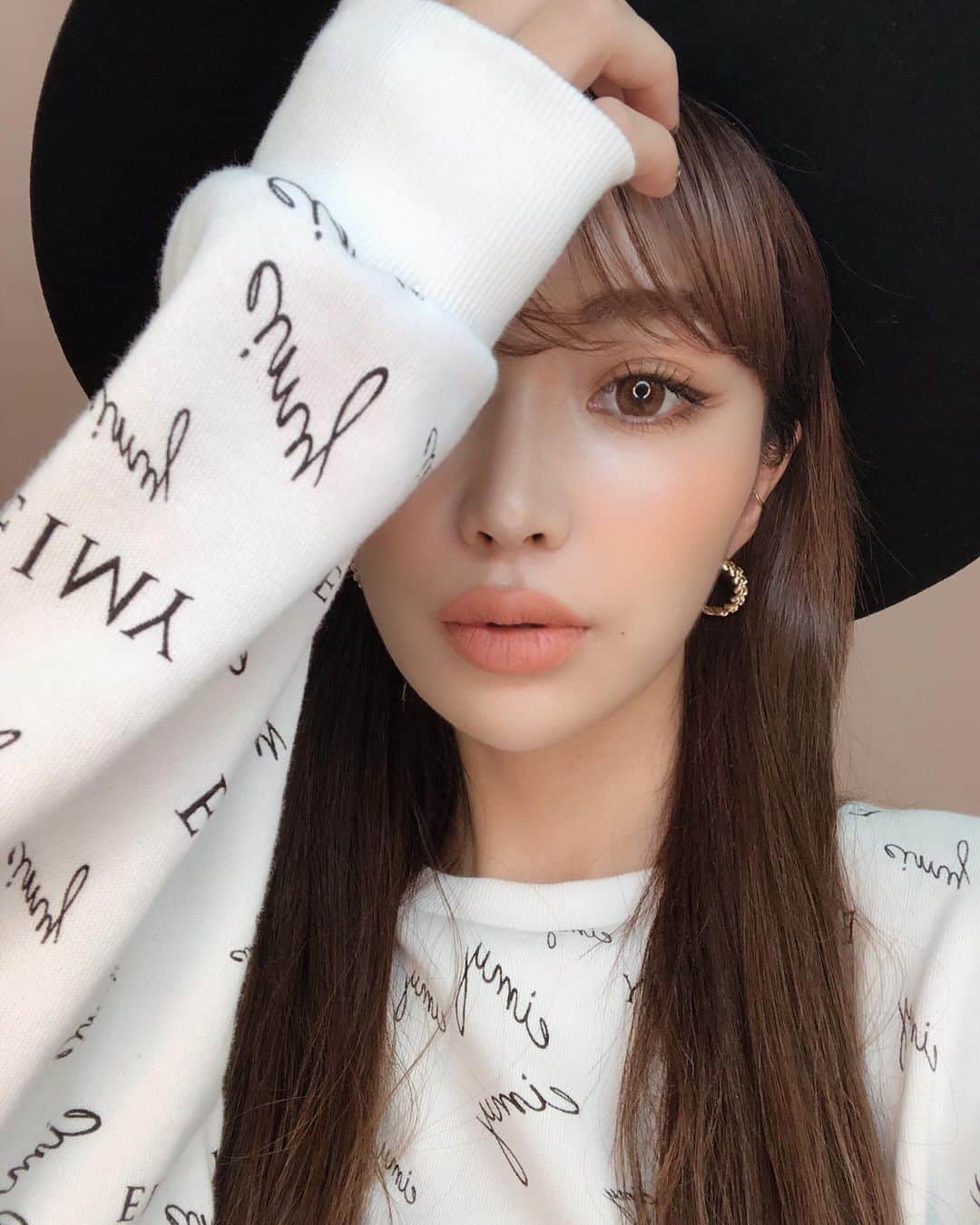 のインスタグラム：「質問たくさんもらってたからメイクやカラコンのお返事🧚🏽‍♀️ チークやシャドウなどは全部eimy AWシーズンメイクのオレンジメイク🍊のコスメを使ってるよー！ （さかのぼってもらえれば詳細upしてるから見てね♡） リップは、ClioのRouge Heel Velvet #15 Ginger Vanilla を塗ってるよー！ カラコンはラルムのhoney sweet🍯 最近はこのカラコンつけることが多いかな〜😘 #メイク #コスメ #makeup #eimy #eimyistoire」
