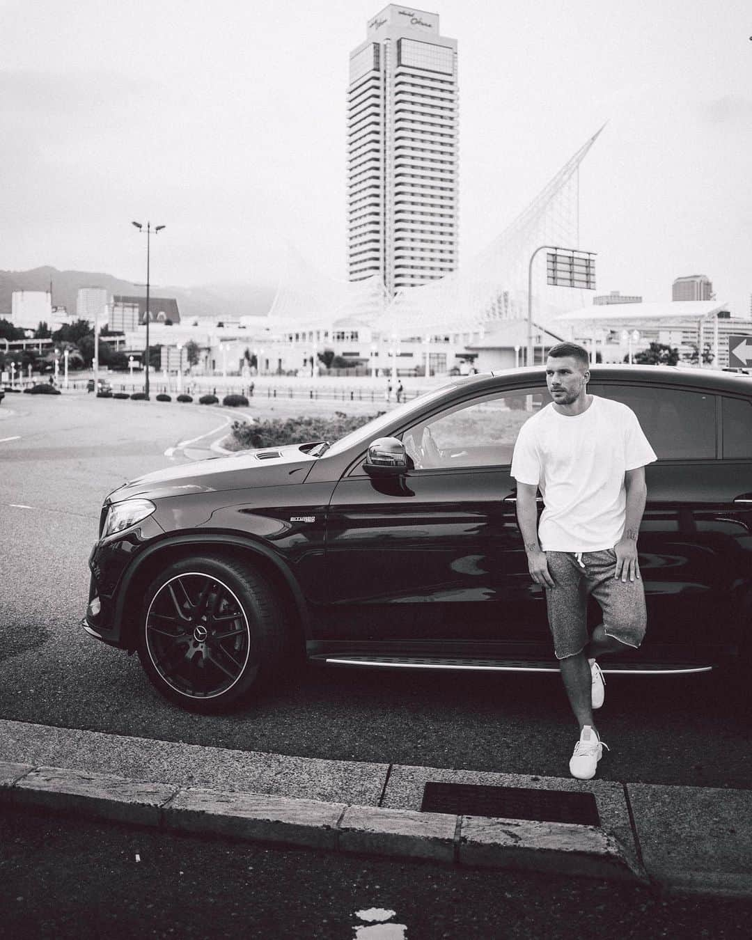 ルーカス・ポドルスキさんのインスタグラム写真 - (ルーカス・ポドルスキInstagram)「Meet me in the city ✌🏻#exploring #car #blackandwhite #kobe 🇯🇵🙌🏻」10月2日 15時53分 - lukaspodolski