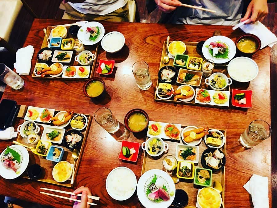 西川忠志さんのインスタグラム写真 - (西川忠志Instagram)「「Genji」さんにて  本日は朝から読売テレビ『土曜はダメよ！』にて 私が担当させて頂いておりますコーナー 「日帰りいい旅 サクッとOSAKA〜大阪市内で旅シナイ！？」のロケに行かせて頂いておりました！  合間のランチは、な・な・なんと大人気のレストラン！ 「Genji」さんにていただきました😋最高！ 音声の藤田さん（写真左の男性）の誕生日とも重なりまして 美味しくて、最高に楽しいランチでした！ ちなみにいつもこんなことはないですよ！ 今日は特別！ 津田さん、ご馳走さまでした。 いやぁ！幸せ！  右の方はディレクター津田さん！ 左の女性はアシスタントプロデューサー春田さん！ 皆様いつもありがとうございます。  ちなみに、今回のロケの放送予定日は11月9日土曜日です！ 皆様お時間ございましたらご覧頂けます様 宜しくお願い致します。  感謝  #読売テレビ #土曜はダメよ #サクッとOSAKA #ロケ #ランチ  #Genji #美味しい #おいしい #大阪グルメ #大阪ランチ #美味  #ディレクター #津田 #アシスタントプロデューサー #春田 #音声 #藤田 #誕生日 #西川忠志 #吉本新喜劇 #よしもと新喜劇  #ありがとうございます #ありがとう #感謝 #手持ち倶楽部  #大人気 #レストラン #最高 #特別 #ごちそうさまでした」10月2日 16時09分 - nishikawa_tada