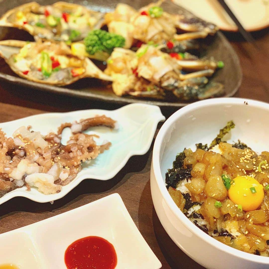 亜里沙さんのインスタグラム写真 - (亜里沙Instagram)「🦀💛🦀　@tejonde  仲良しの友達と時々新大久保に韓国料理を食べに行きます。 韓国行ったら絶対に食べるのがカンジャンケジャンなんだけど、 #テジョンデ でも美味しいのが食べられるから嬉しい😆 この日はタコのぶつ切りのサンナッチ🐙も頼んでみた。 最初はウワァぁあ😱動いてるー！ってちょっと怖いんだけど、 やっぱり新鮮なだけあってそのまま食べるとぷりぷりでとても美味しかった😀笑 他の海鮮メニューも美味しいしたくさん食べておなパイでした。 この後は食材見たり、コスメ見にプラプラ〜  #koreanfood #韓国料理 #🦀 #🐙 #カンジャンケジャン #サンナッチ」10月2日 16時06分 - alisa_0302